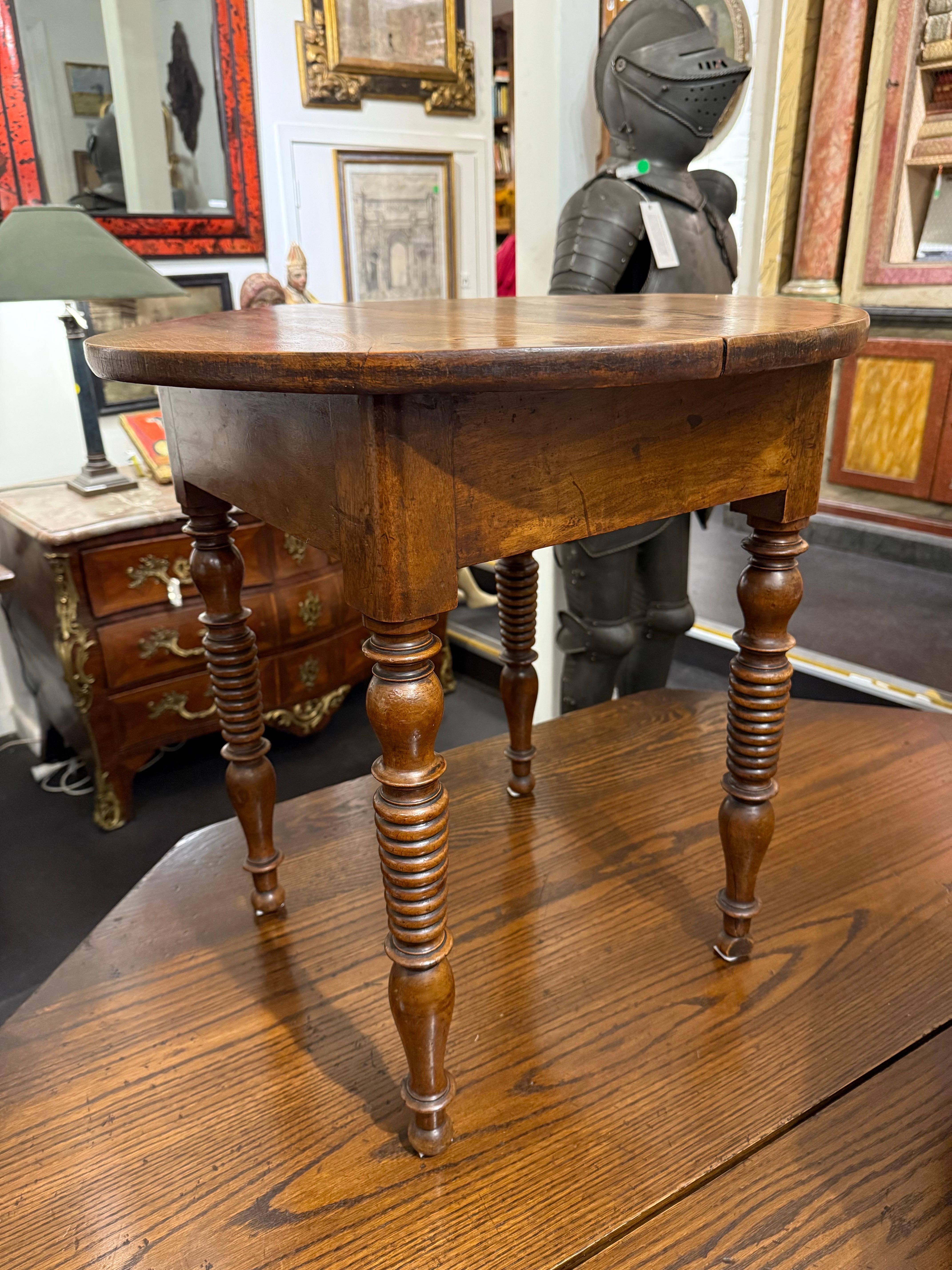 Tavolo occasionale inglese in noce, fine XIX secolo 3