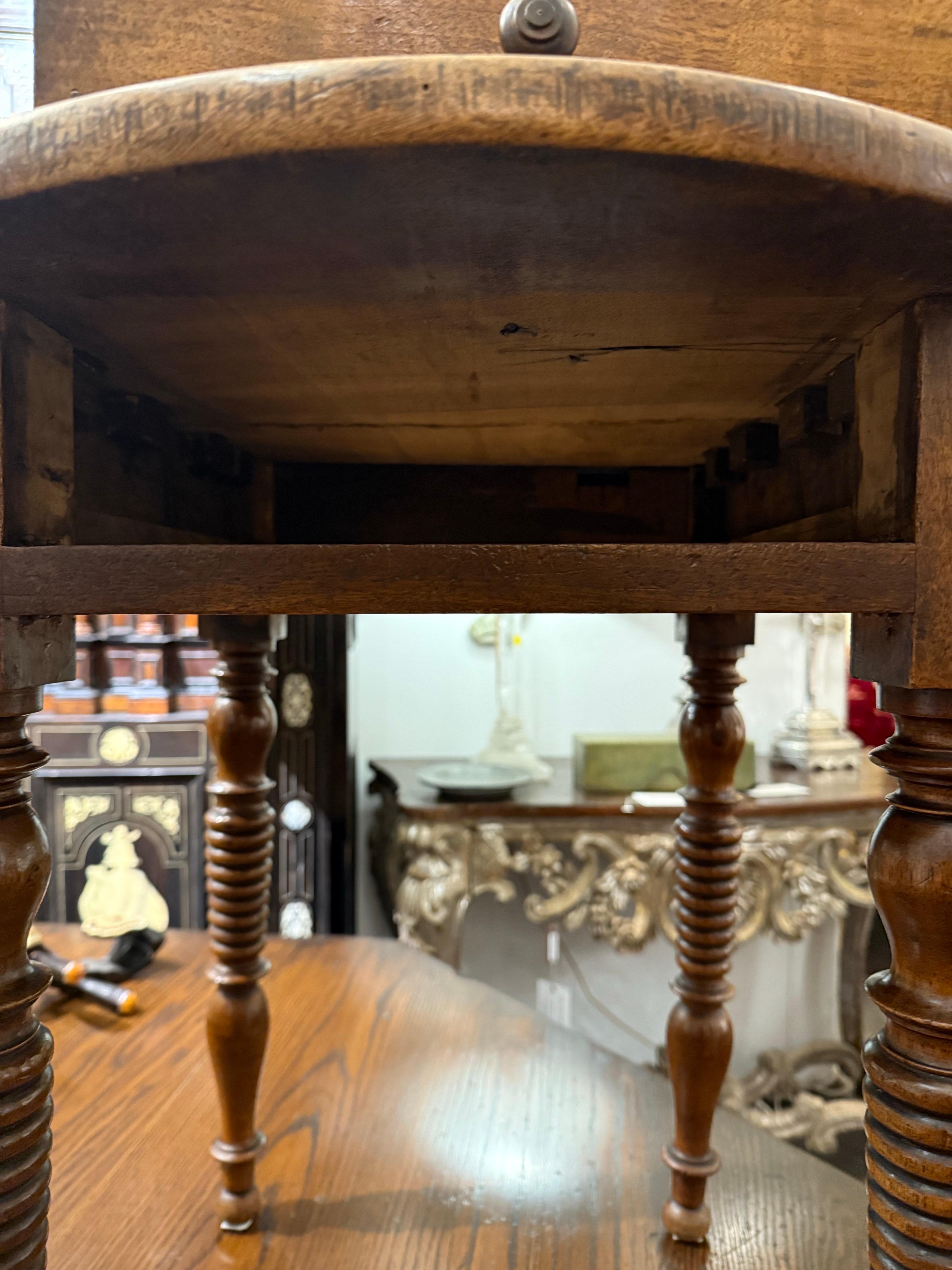 Tavolo occasionale inglese in noce, fine XIX secolo

Descrizione:
Il piano circolare a listelli sovrasta un cassetto singolo con pomello centrale tornito, sostenuto da quattro gambe affusolate a balaustro tornite ad anello.

Provenienza: Collezione