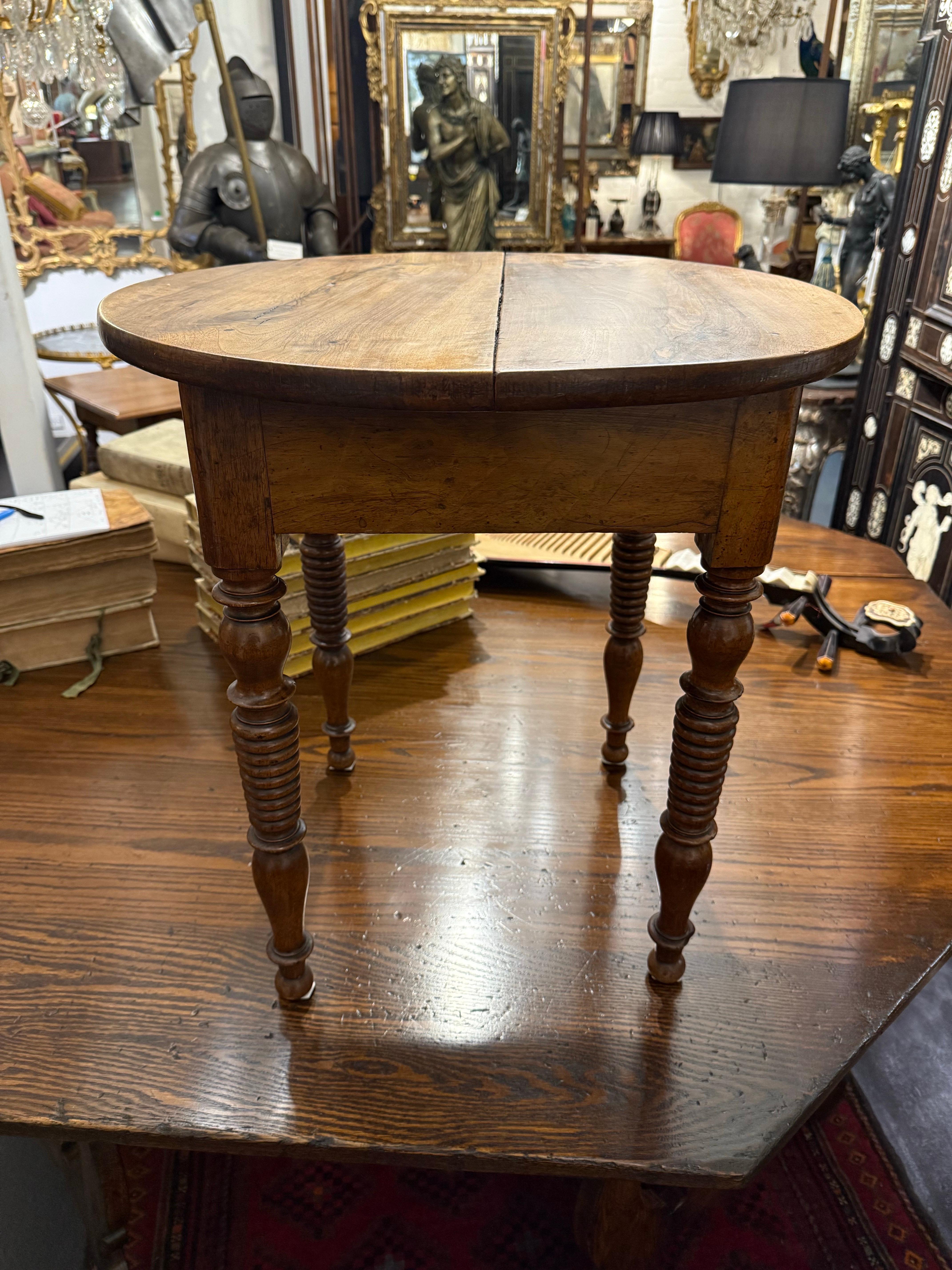 Vittoriano Tavolo occasionale inglese in noce, fine XIX secolo