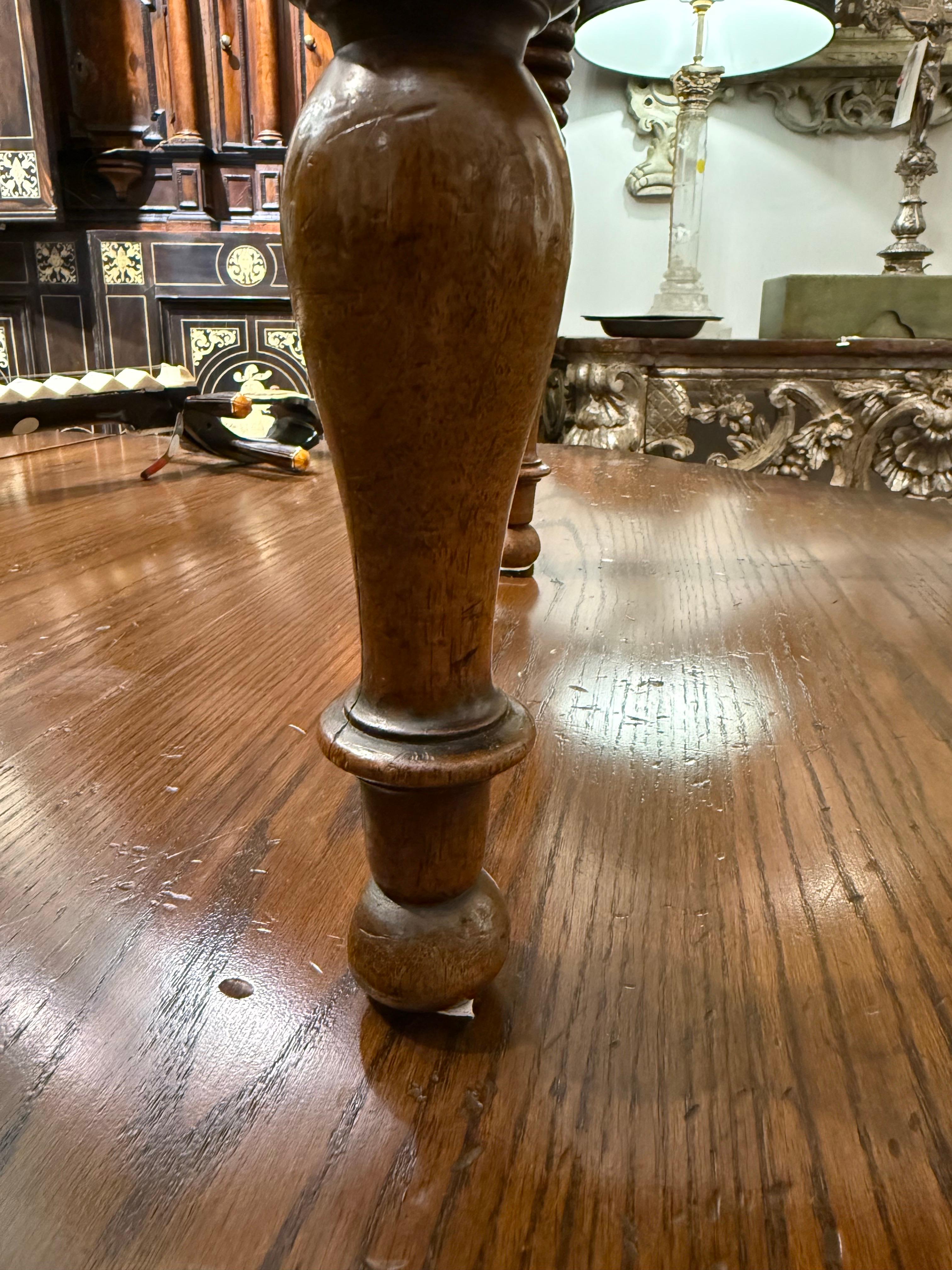 Inglese Tavolo occasionale inglese in noce, fine XIX secolo