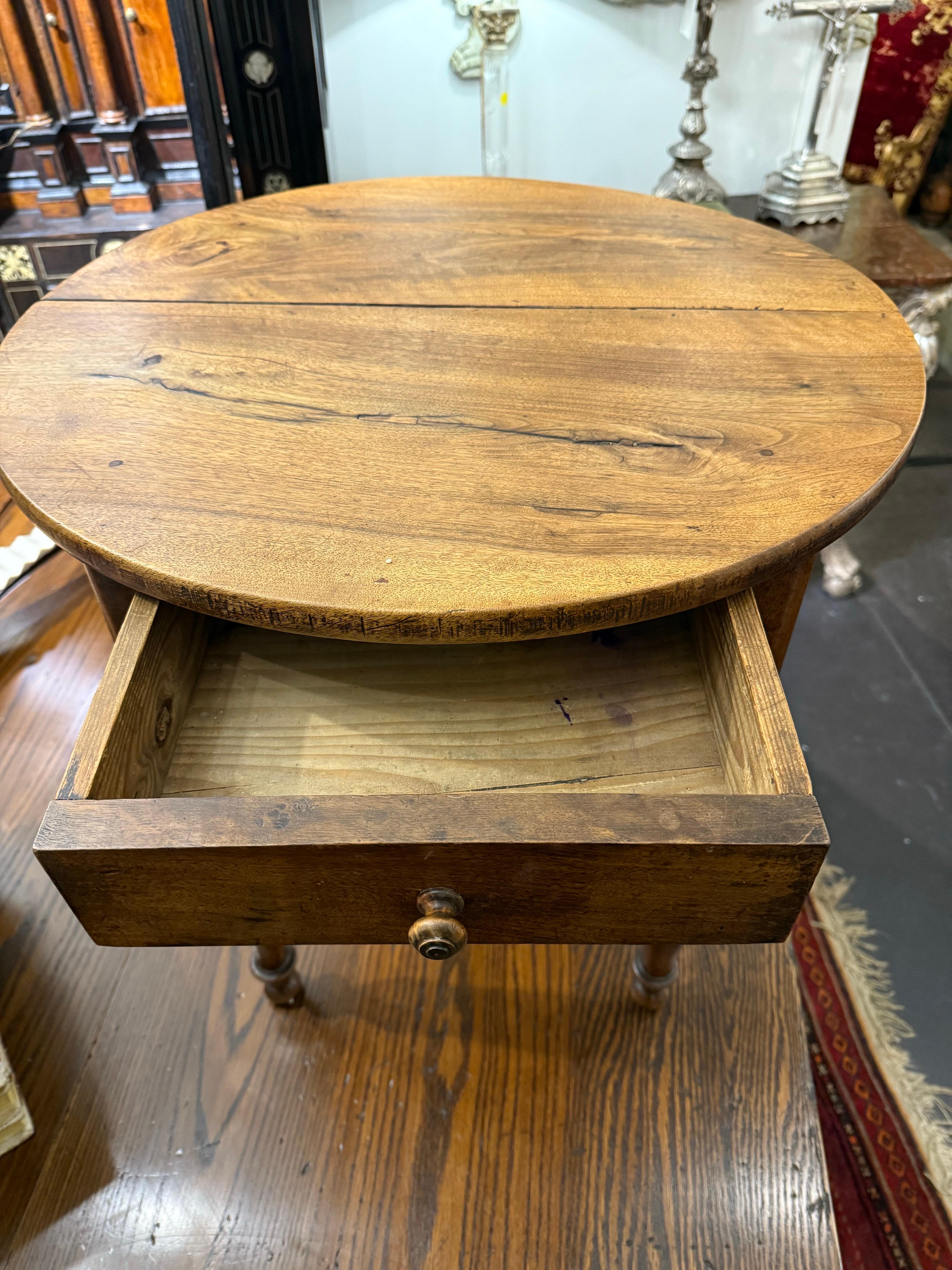 Fatto a mano Tavolo occasionale inglese in noce, fine XIX secolo