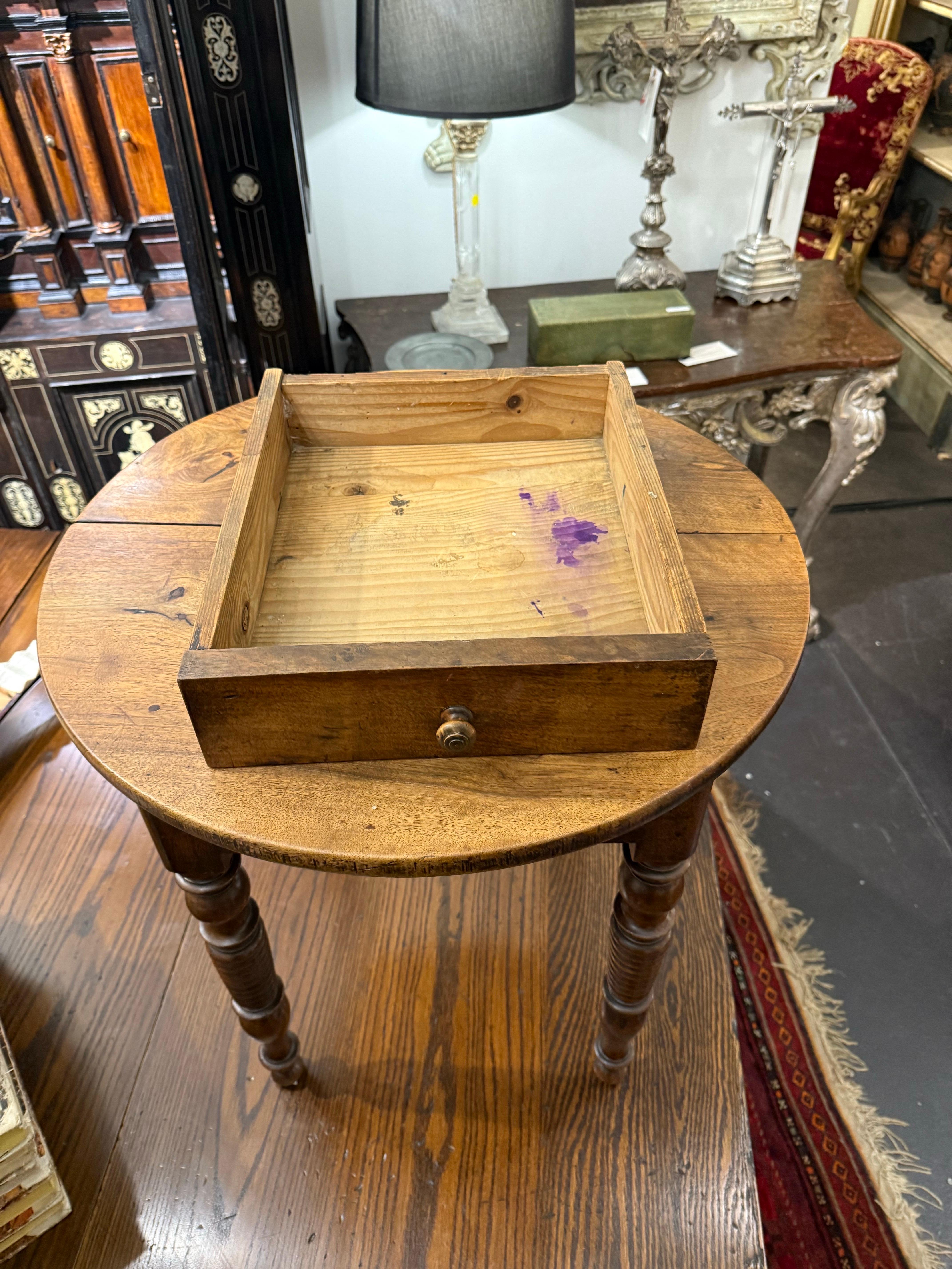 Tavolo occasionale inglese in noce, fine XIX secolo In condizioni buone a ARMADALE, VIC