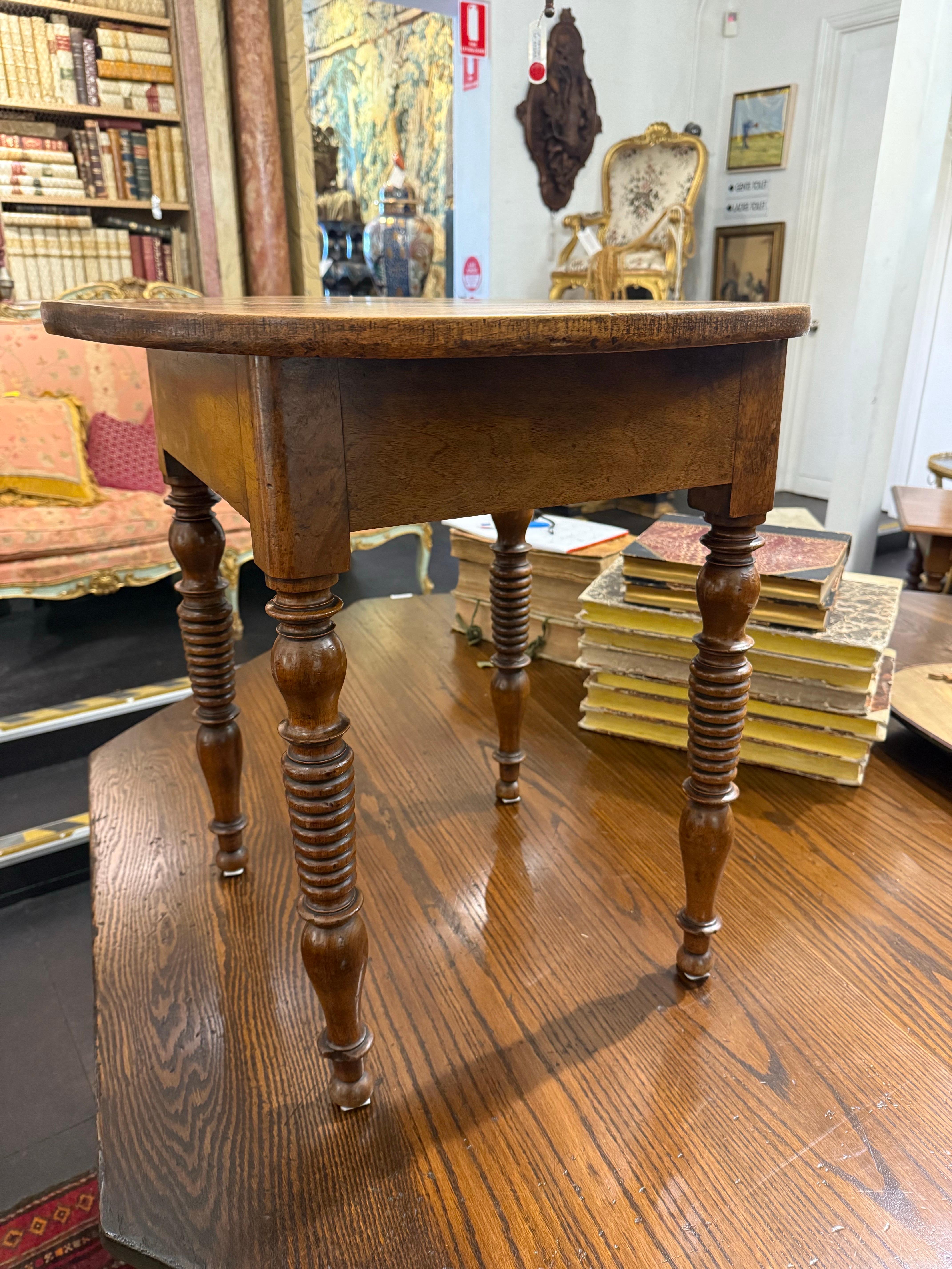 Noce Tavolo occasionale inglese in noce, fine XIX secolo