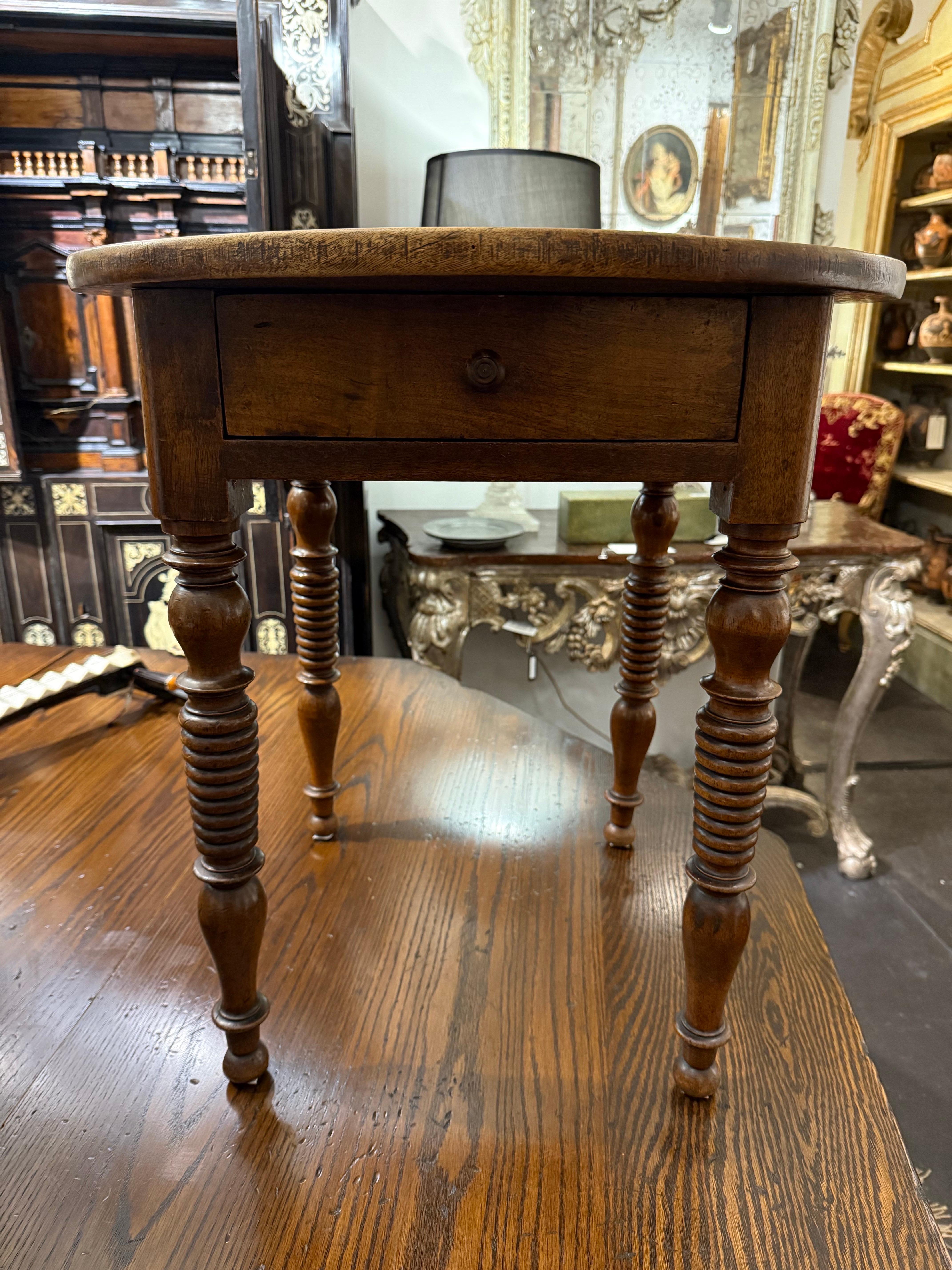 Tavolo occasionale inglese in noce, fine XIX secolo 1