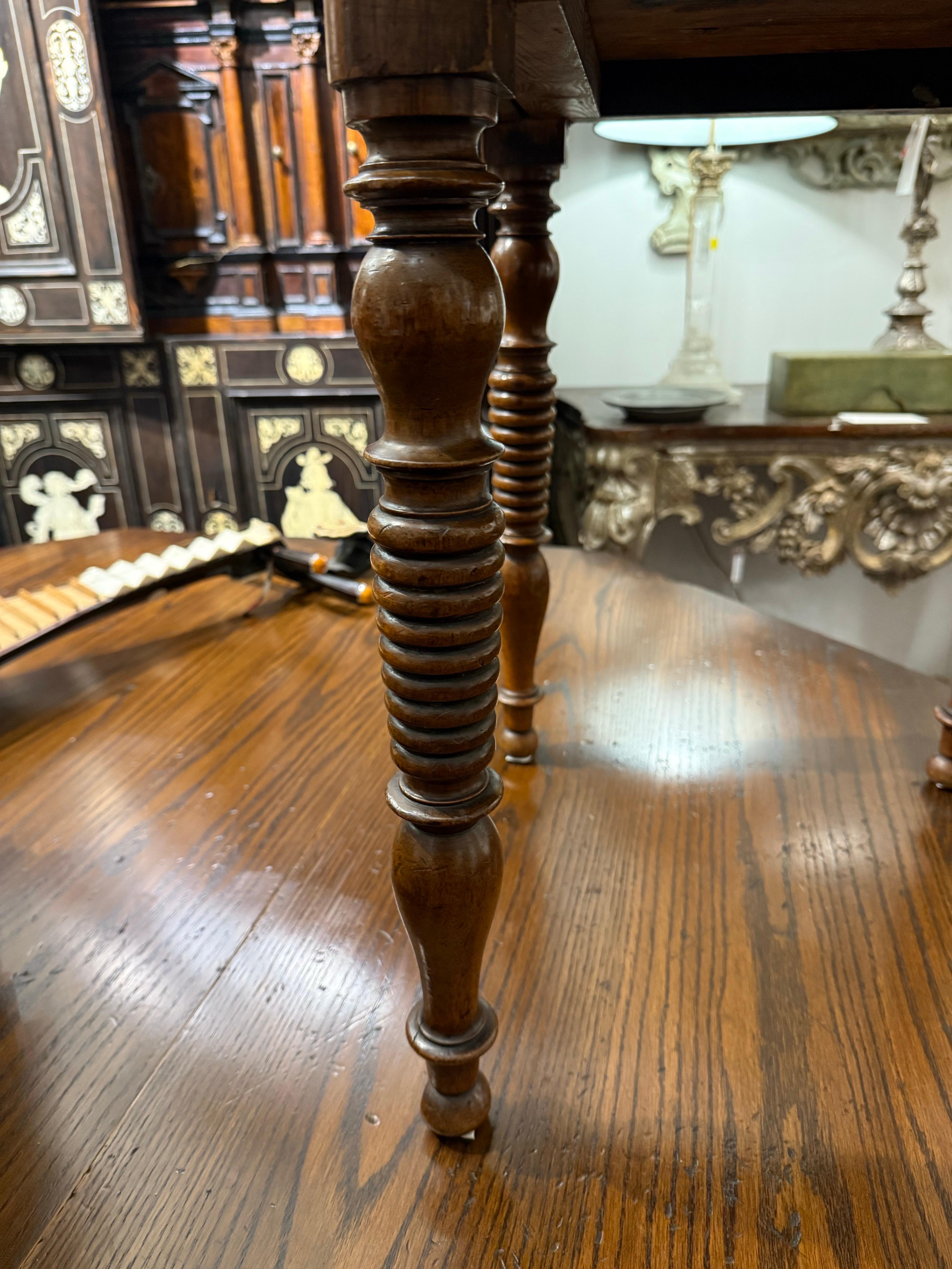 Tavolo occasionale inglese in noce, fine XIX secolo 2