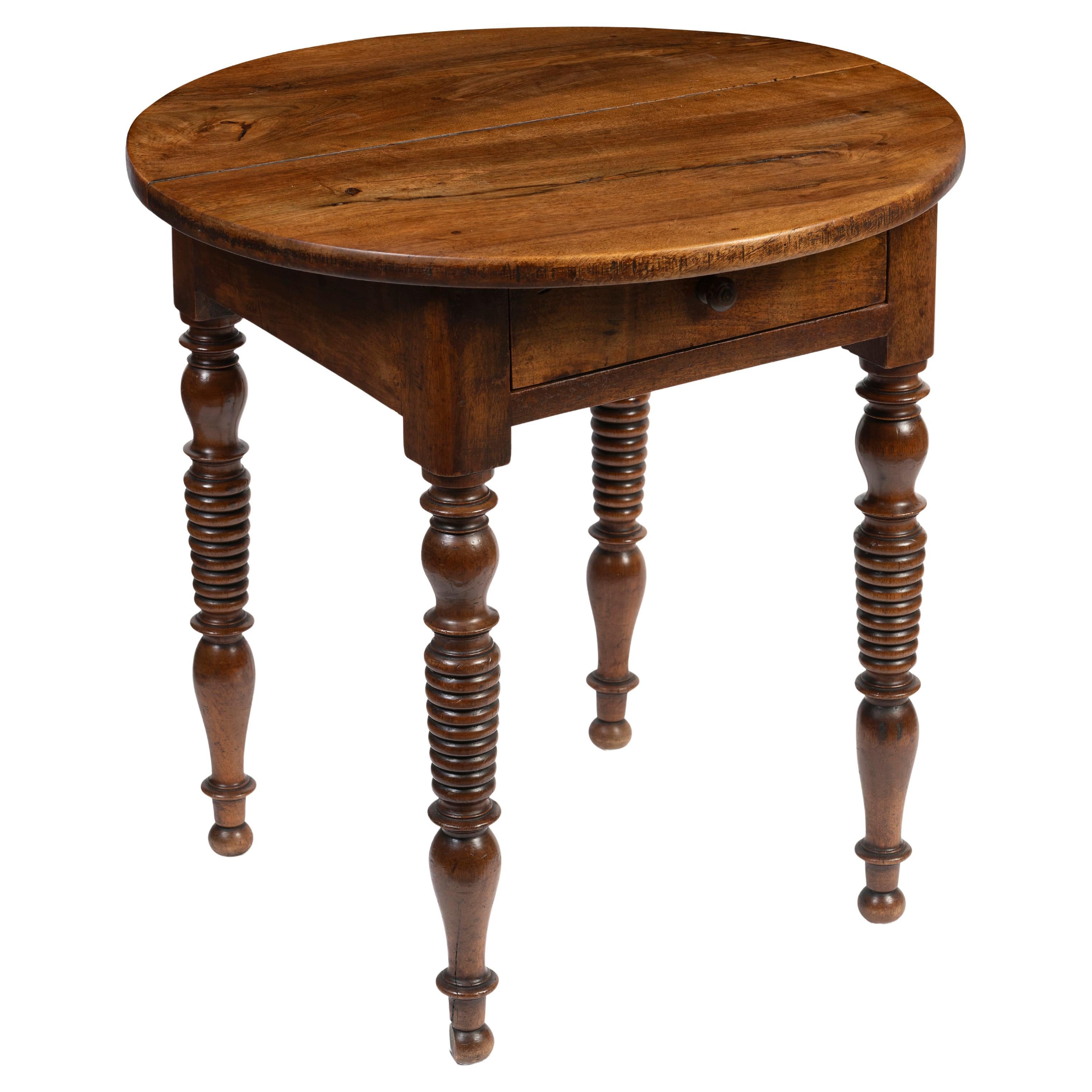 Tavolo occasionale inglese in noce, fine XIX secolo
