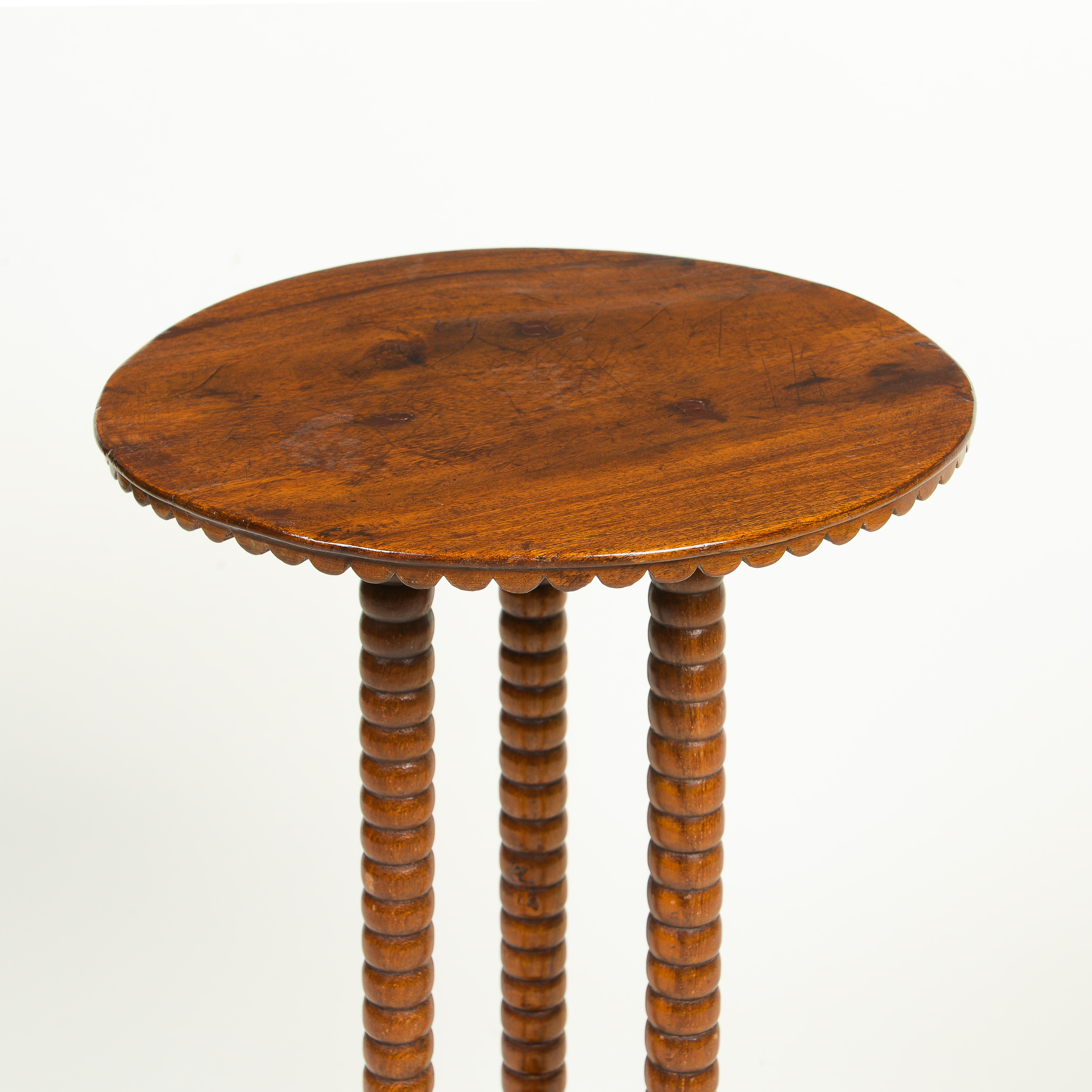 An English Walnut Plant Stand In Excellent Condition For Sale In New York, NY