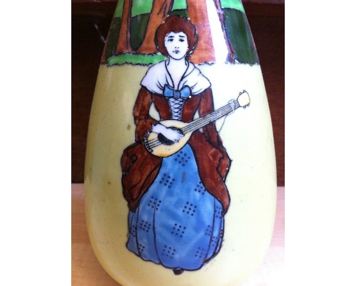 Wardle & Co Eine englische Arts & Crafts Stuart Vase mit einer mittelalterlichen Maid, die eine Laute spielt
   