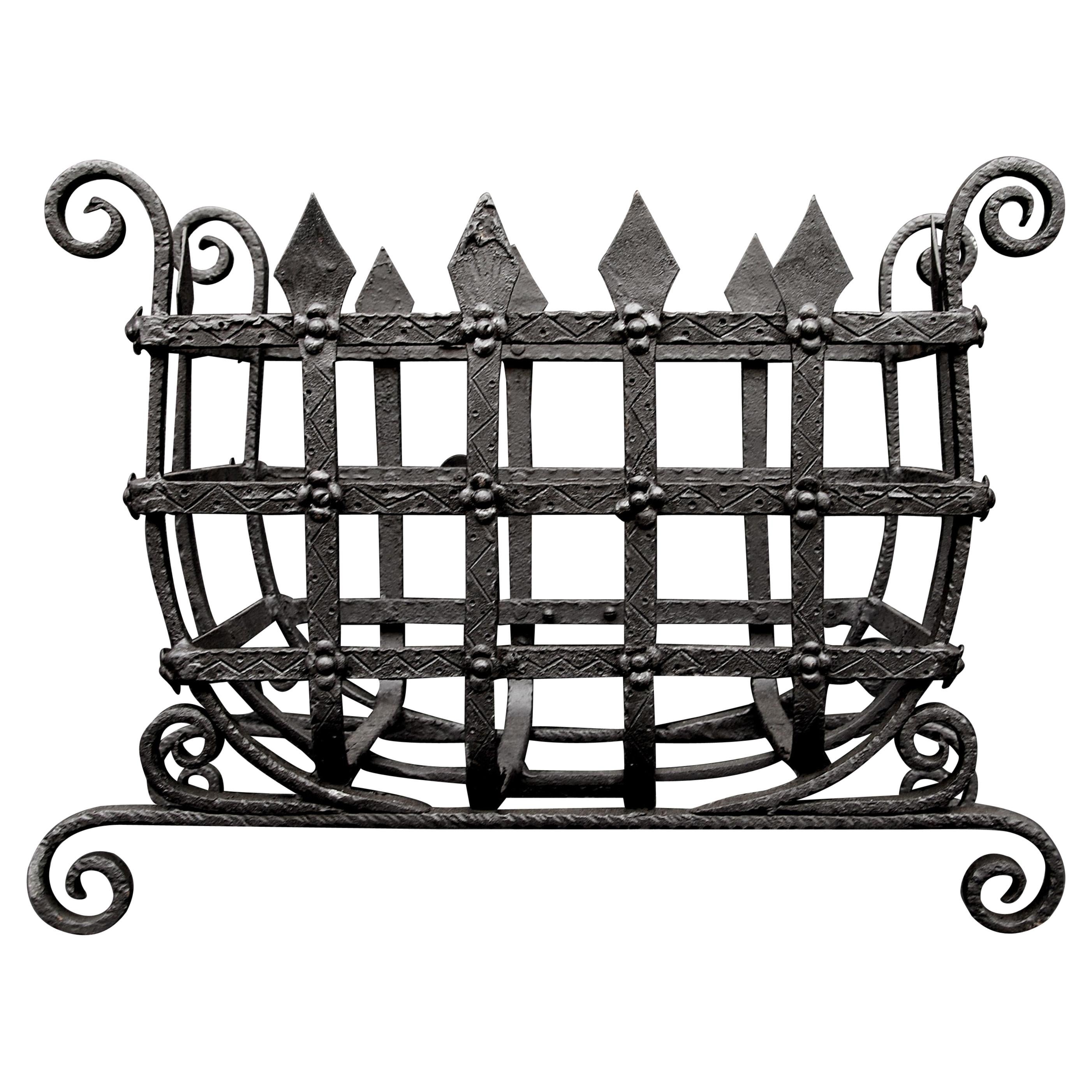 Grille de cheminée anglaise en fer forgé avec pieds et plateau à volutes