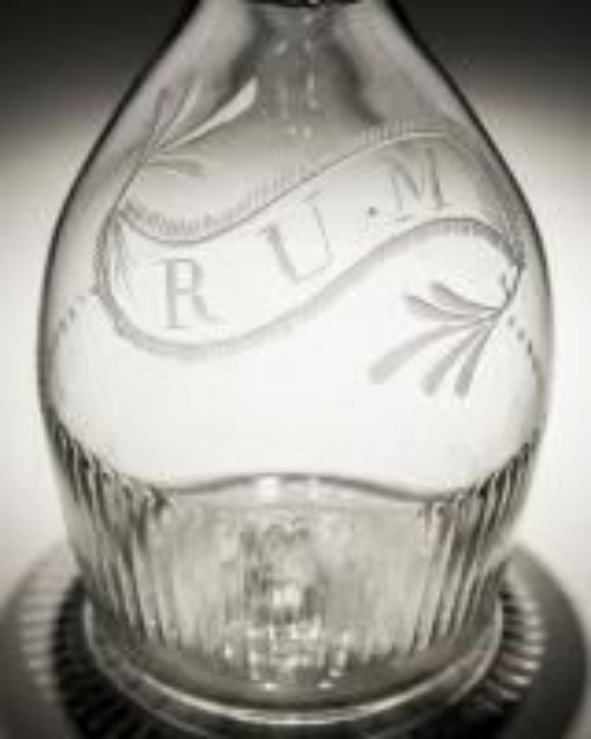 Irischer gravierter Rum-Dekanter mit Gravur, Cork & Co zugeschrieben im Zustand „Gut“ im Angebot in Steyning, West sussex