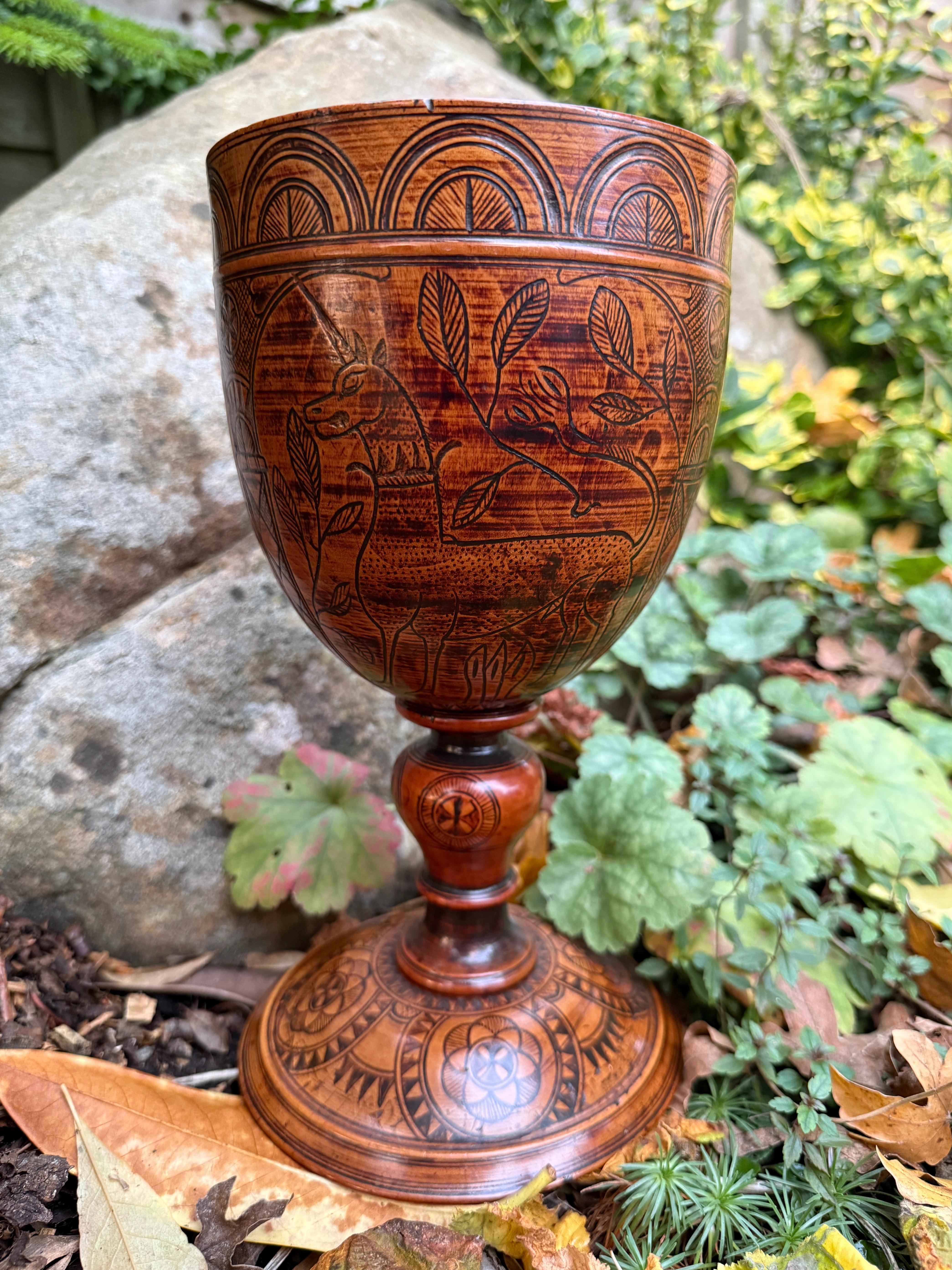 Taza de madera torneada grabada. Inglés, fechado en 1636. en venta 6