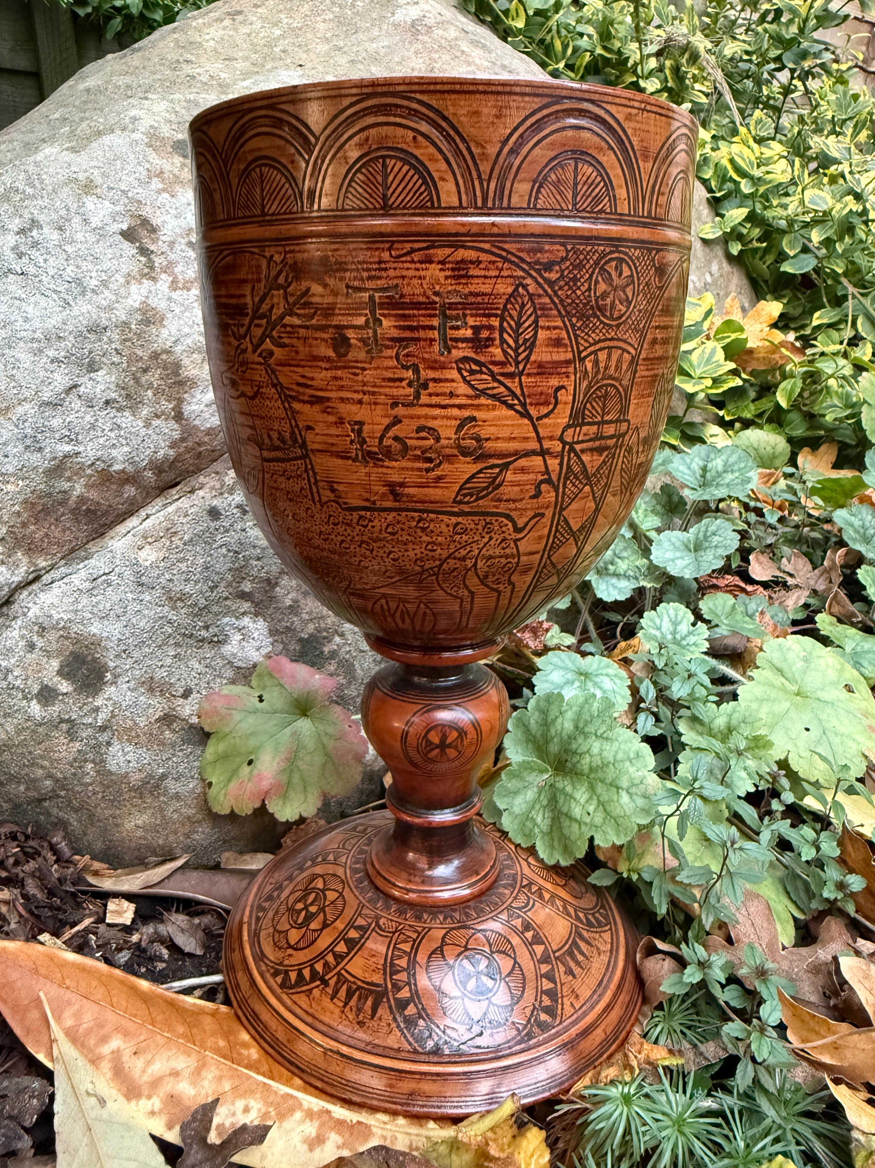 Taza de madera torneada grabada. Inglés, fechado en 1636. en venta 7