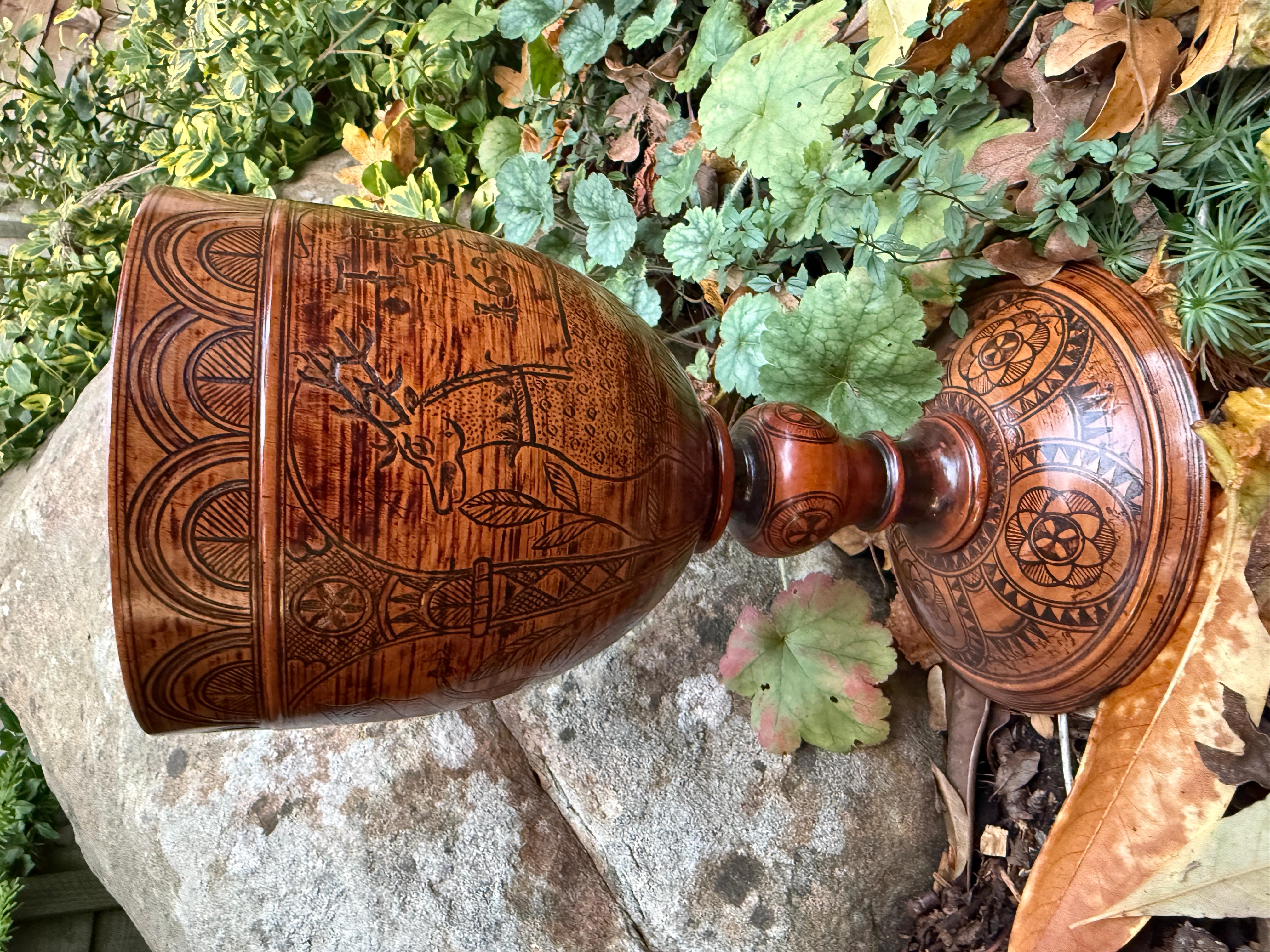 Taza de madera torneada grabada. Inglés, fechado en 1636. en venta 8