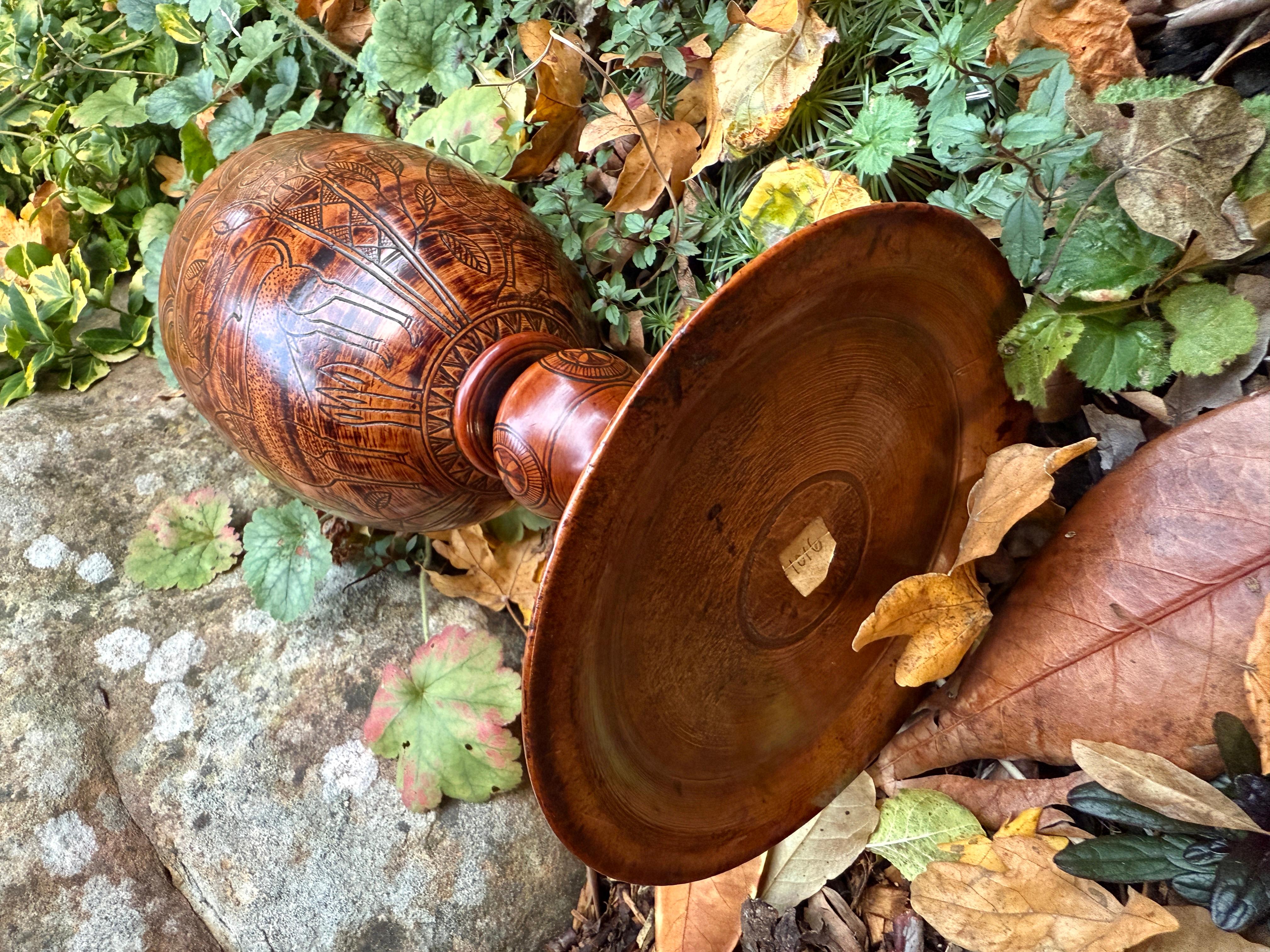 Taza de madera torneada grabada. Inglés, fechado en 1636. en venta 10