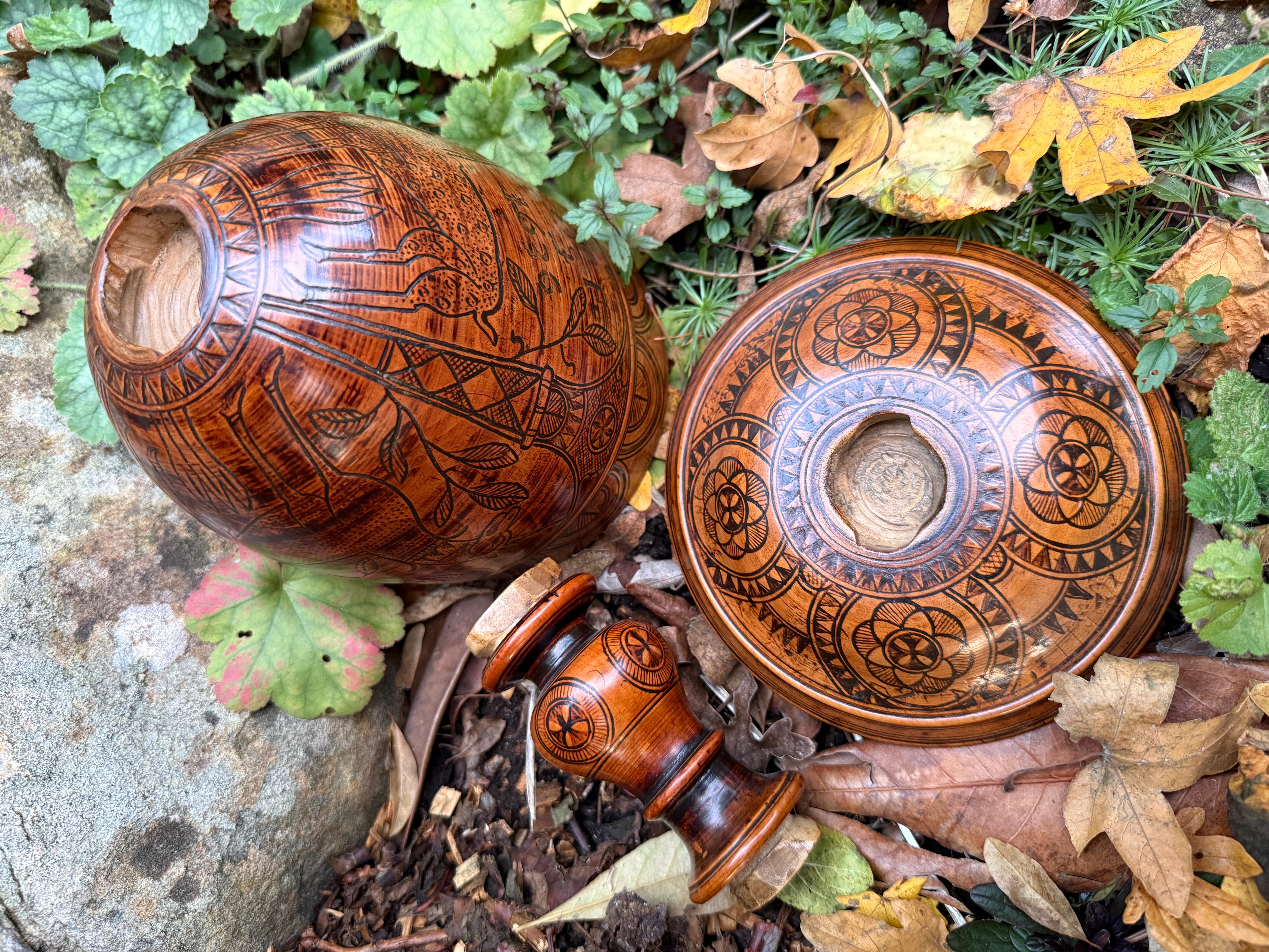 Taza de madera torneada grabada. Inglés, fechado en 1636. en venta 11