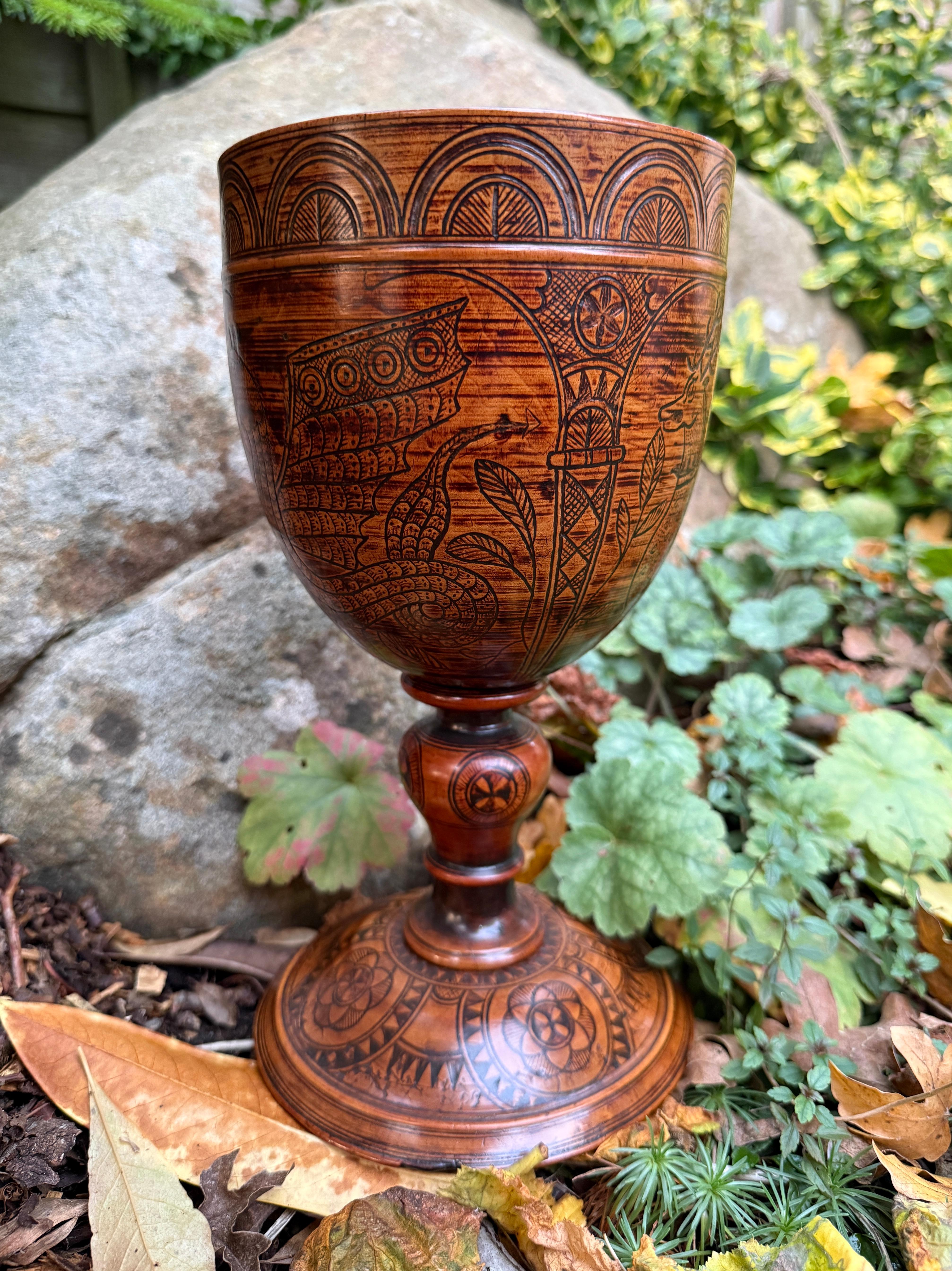 Taza de madera torneada grabada. Inglés, fechado en 1636. en venta 3