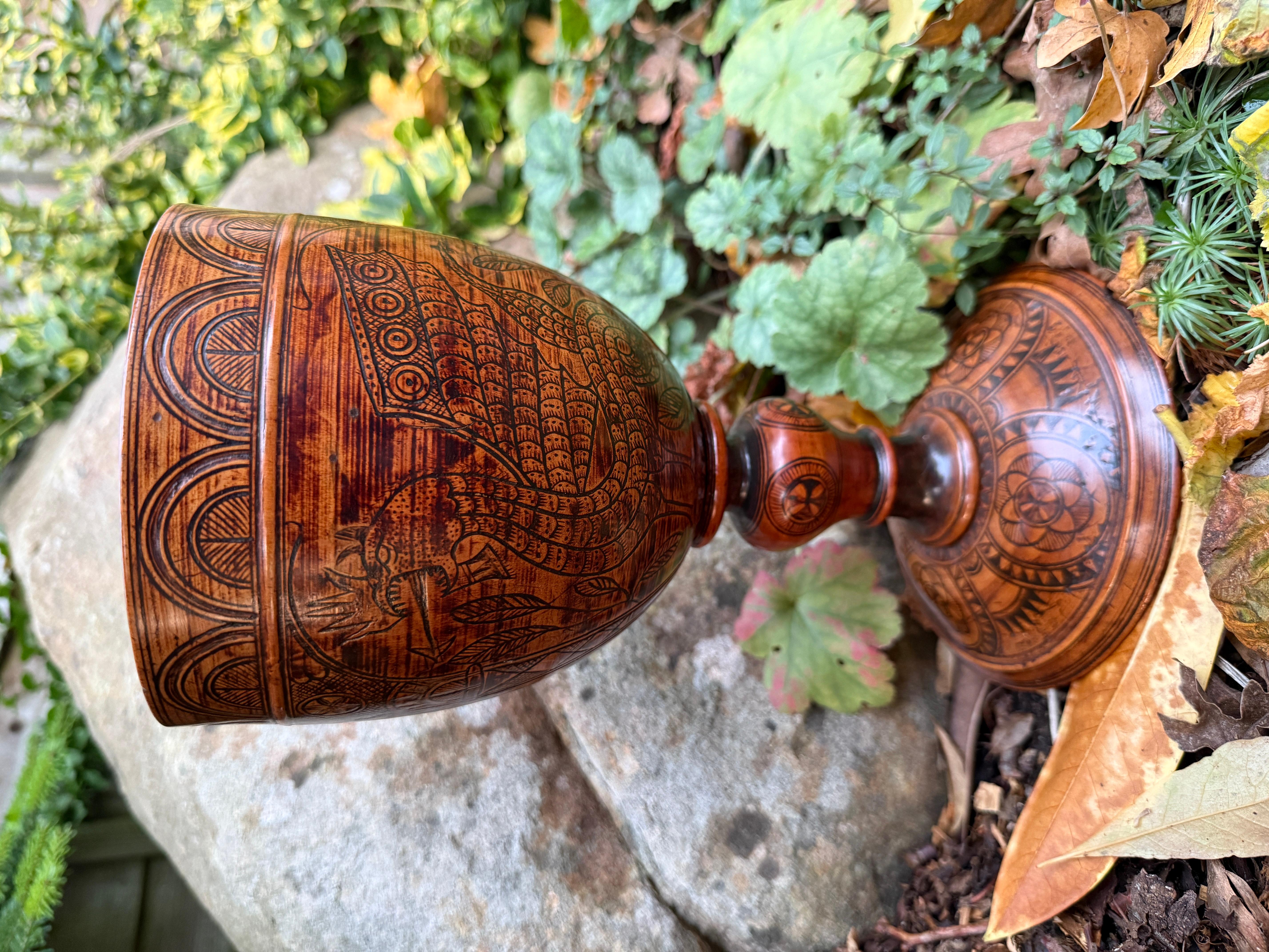 Taza de madera torneada grabada. Inglés, fechado en 1636. en venta 4