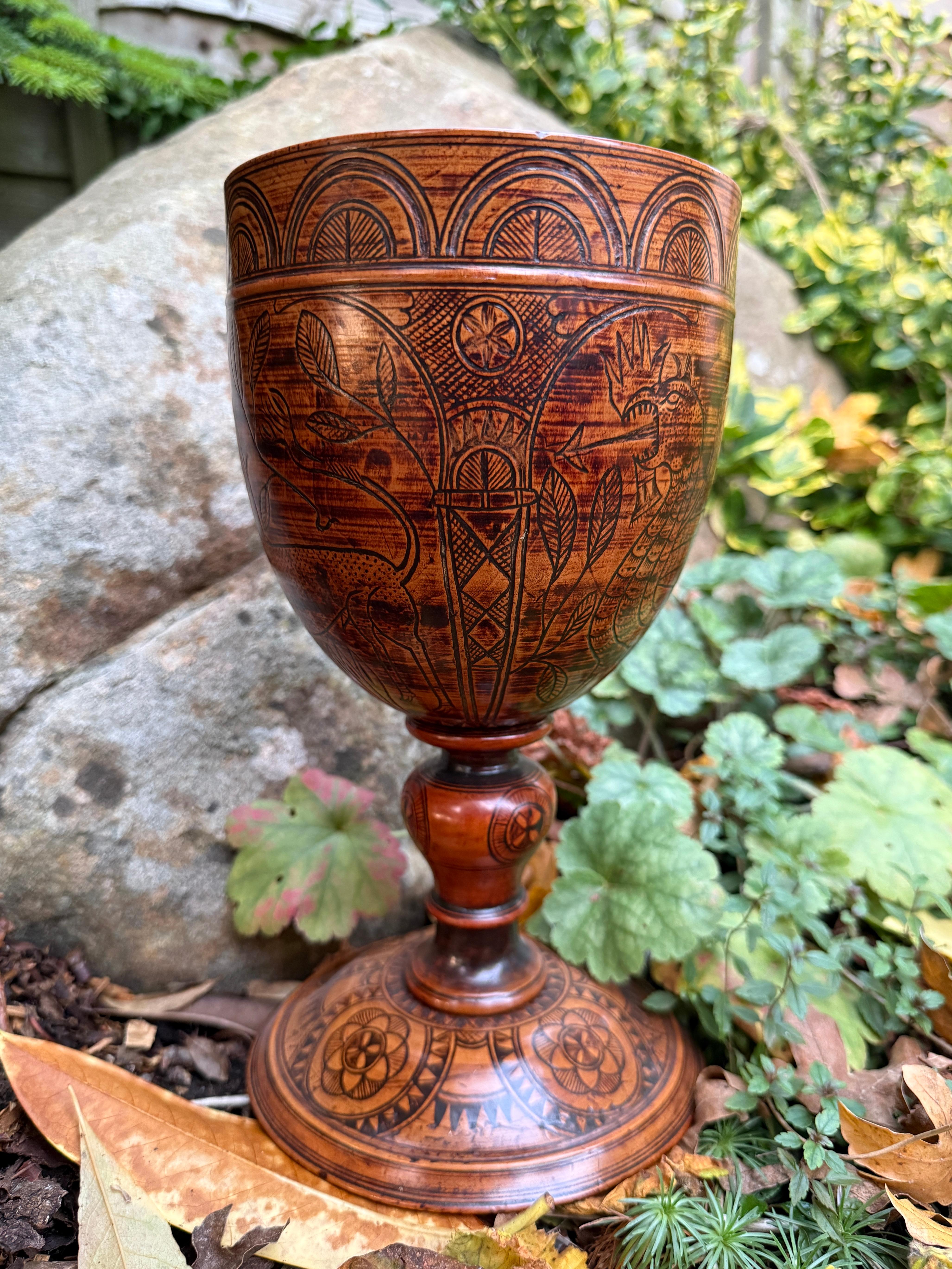 Taza de madera torneada grabada. Inglés, fechado en 1636. en venta 5