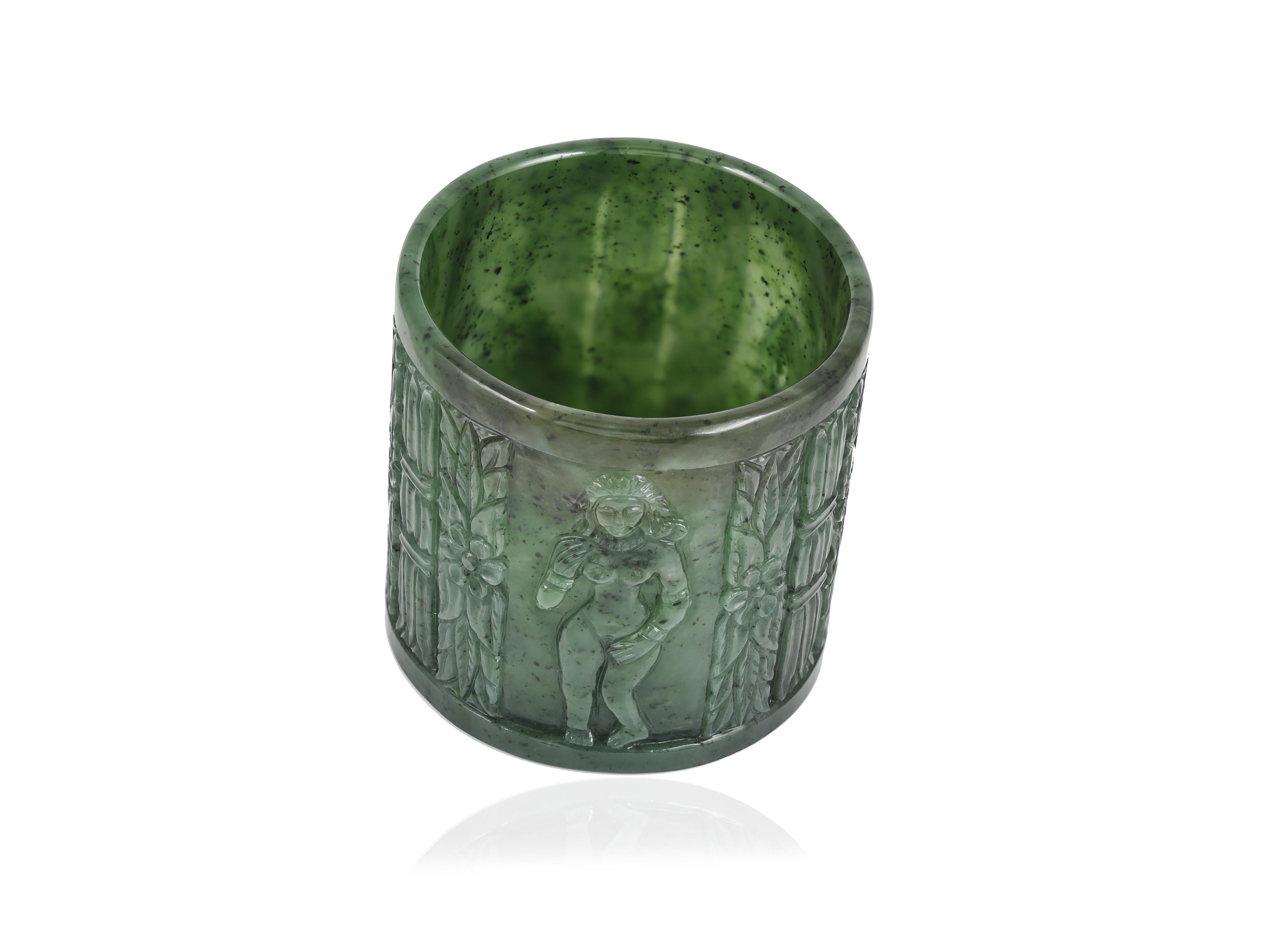 An erotica Indian Carved nephrite jade whiskey glass inspired from Kamasutra In New Condition For Sale In Bangkok,, TH