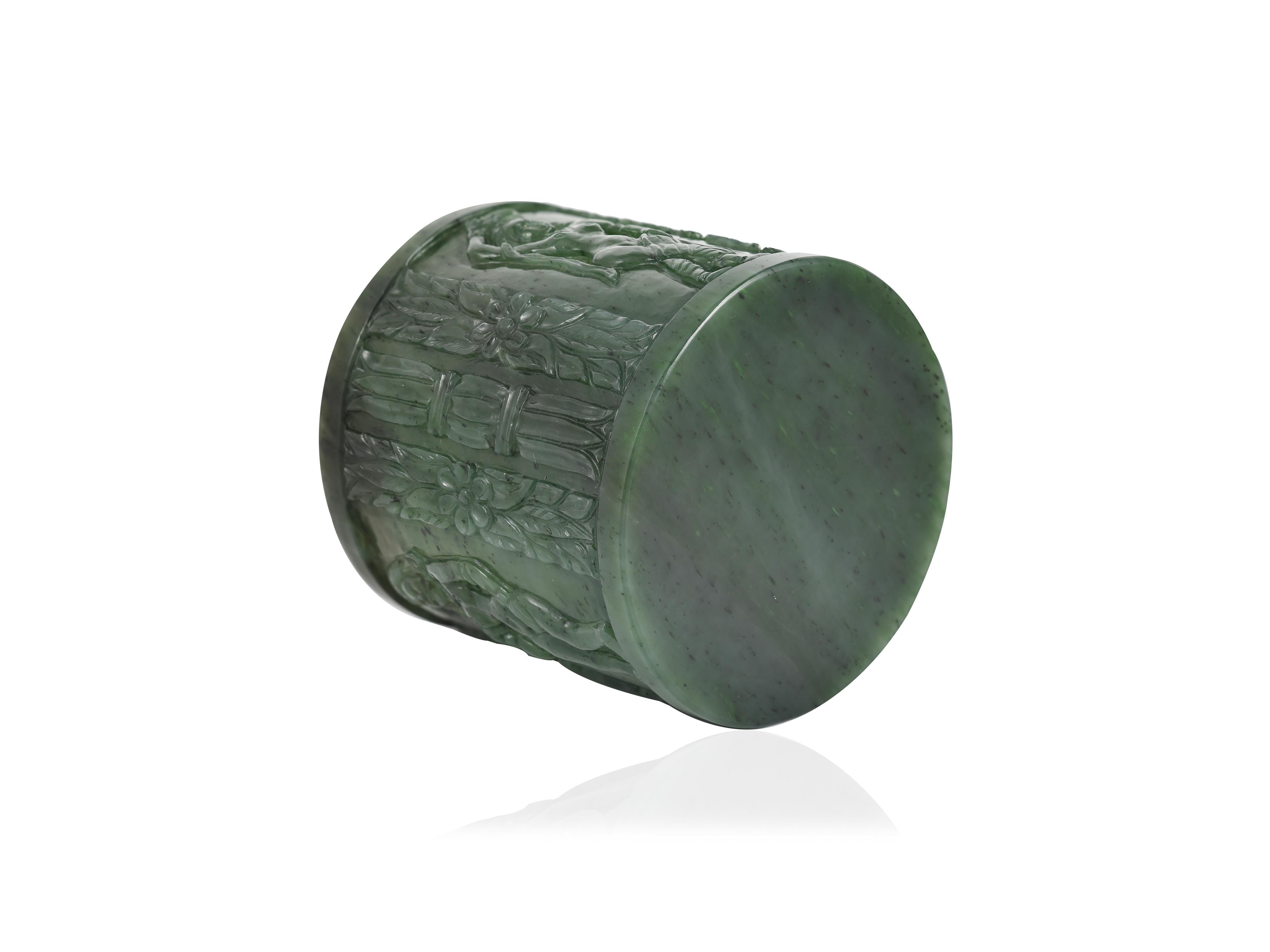 An erotica Indian Carved nephrite jade whiskey glass inspired from Kamasutra For Sale 2