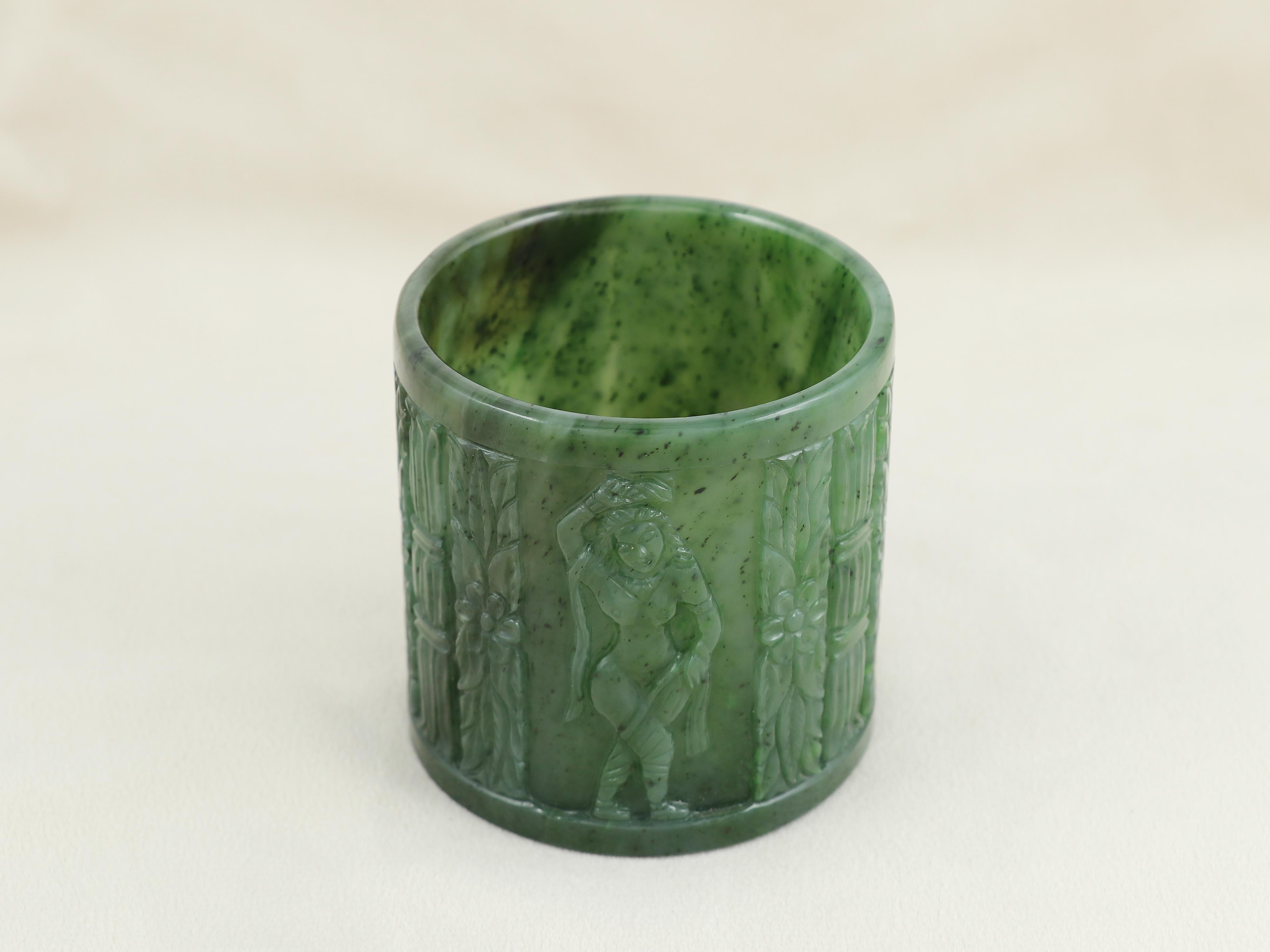 An erotica Indian Carved nephrite jade whiskey glass inspired from Kamasutra For Sale 3