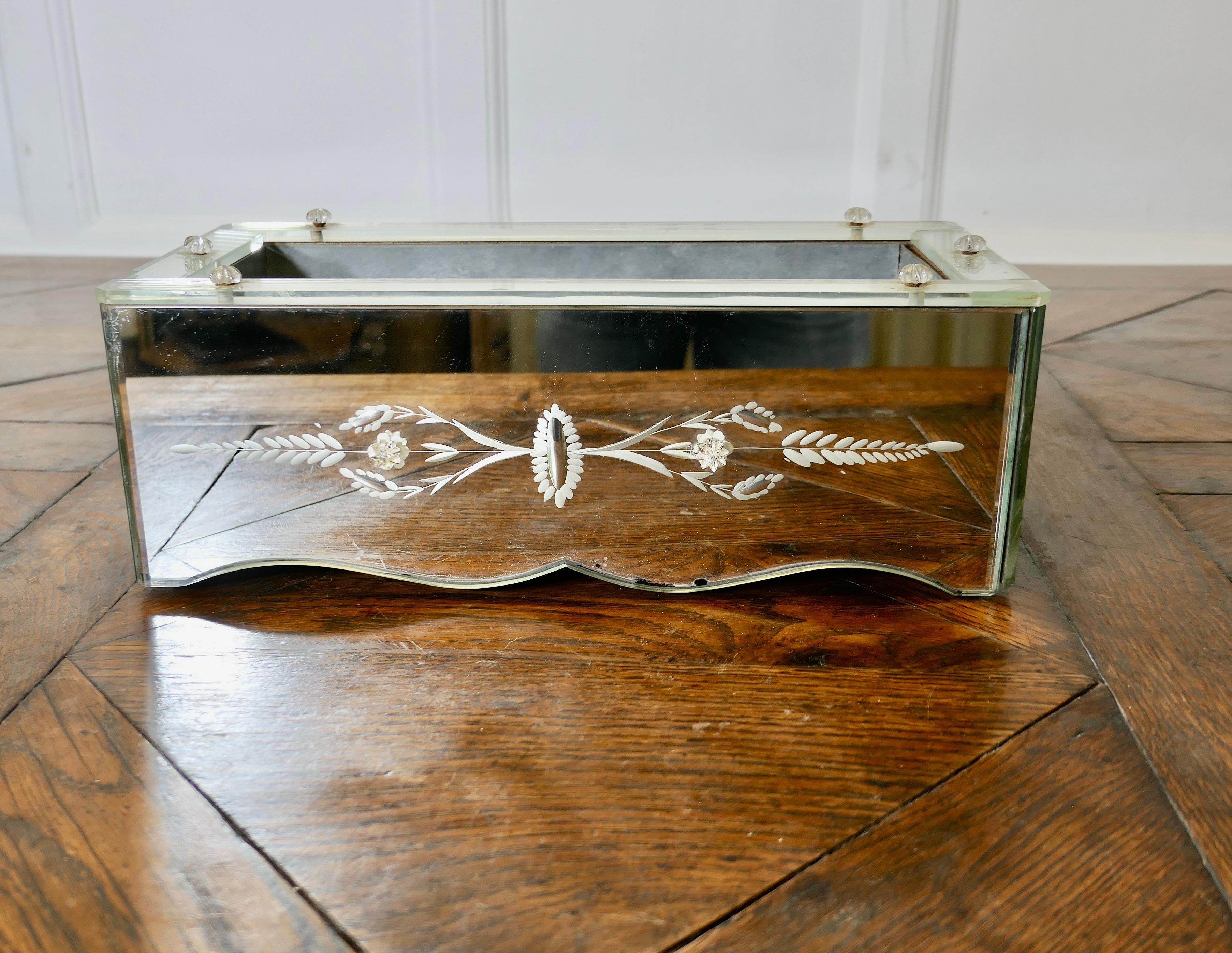 Une gravure vénitienne  Jardinière en miroir

Une pièce très inhabituelle, l'extérieur du rectangle est recouvert de verre vénitien Etches, il a une doublure en zinc. 
Les miroirs présentent de petites rousseurs et l'un d'entre eux a un petit éclat,
