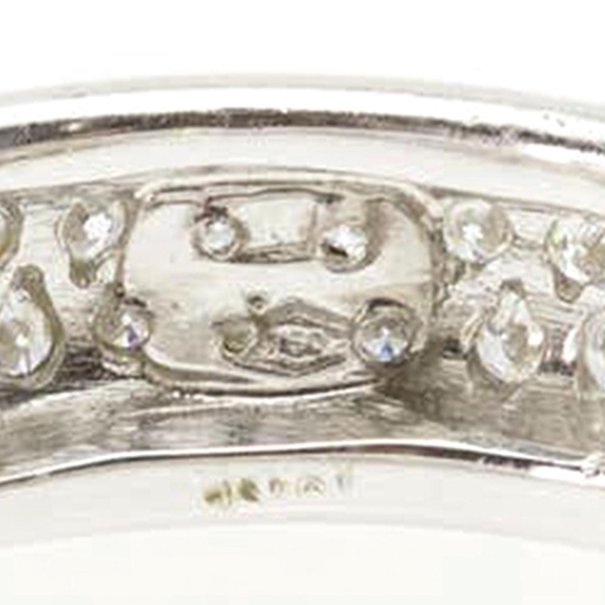 Taille ronde Bracelet d'éternité en or 18 carats avec diamants pavés, c. 1980 en vente
