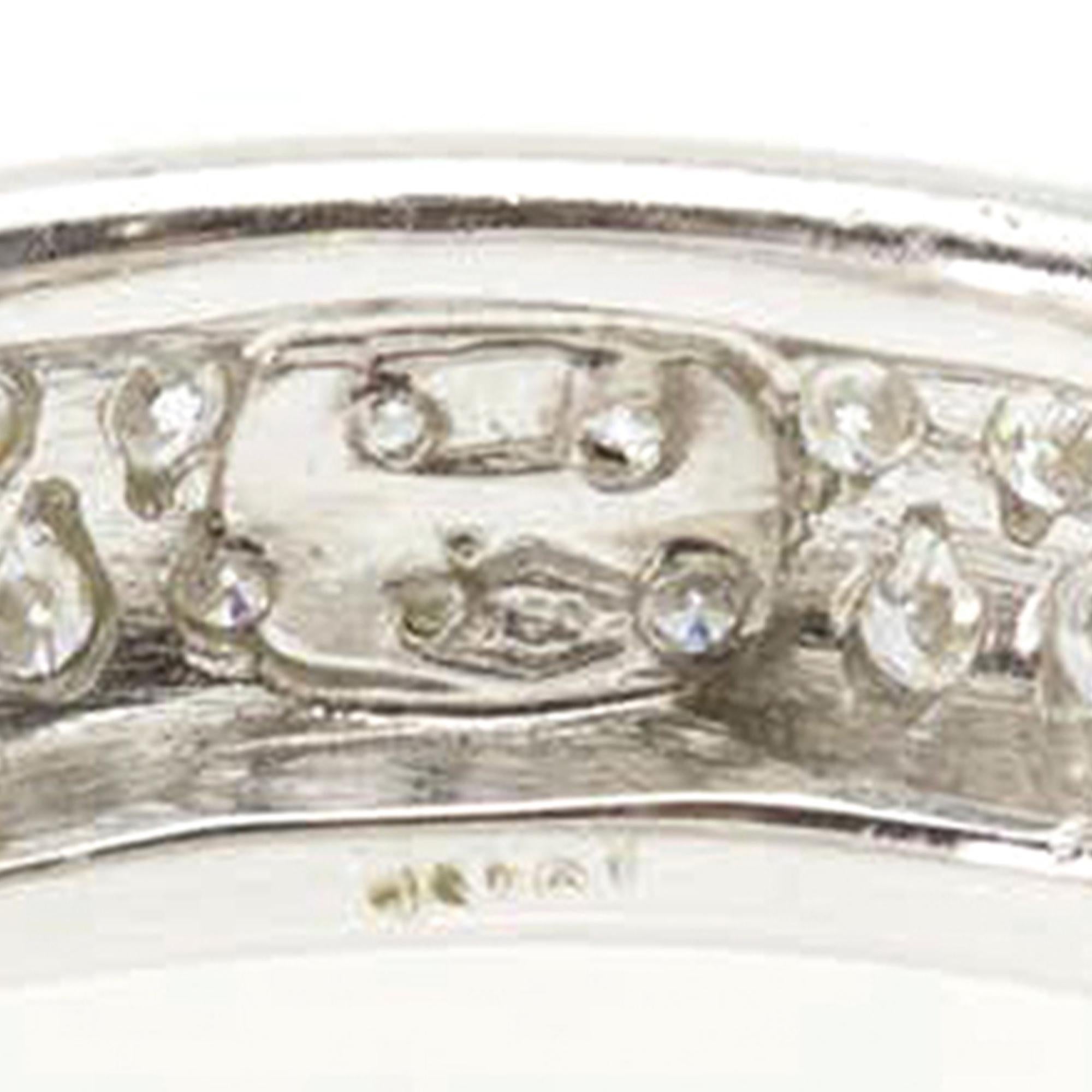 Taglio rotondo Fascia per l'eternità con pavé di diamanti in oro 18 carati, circa 1980 in vendita