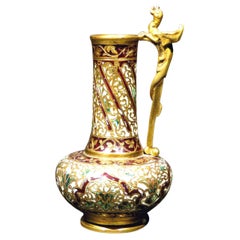 Un vaso a bocciolo in bronzo dorato smaltato Diminutive Champlevé del XIX secolo estremamente raffinato