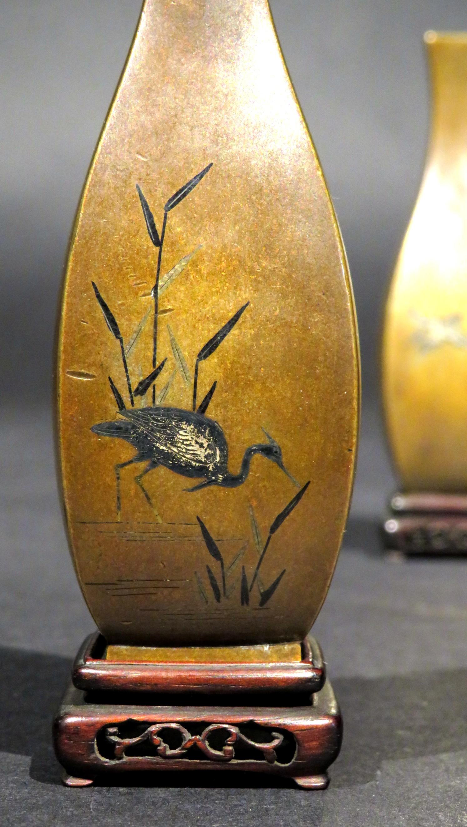 Una coppia estremamente raffinata di vasi giapponesi in bronzo in miniatura del XIX secolo in metallo misto in vendita 4