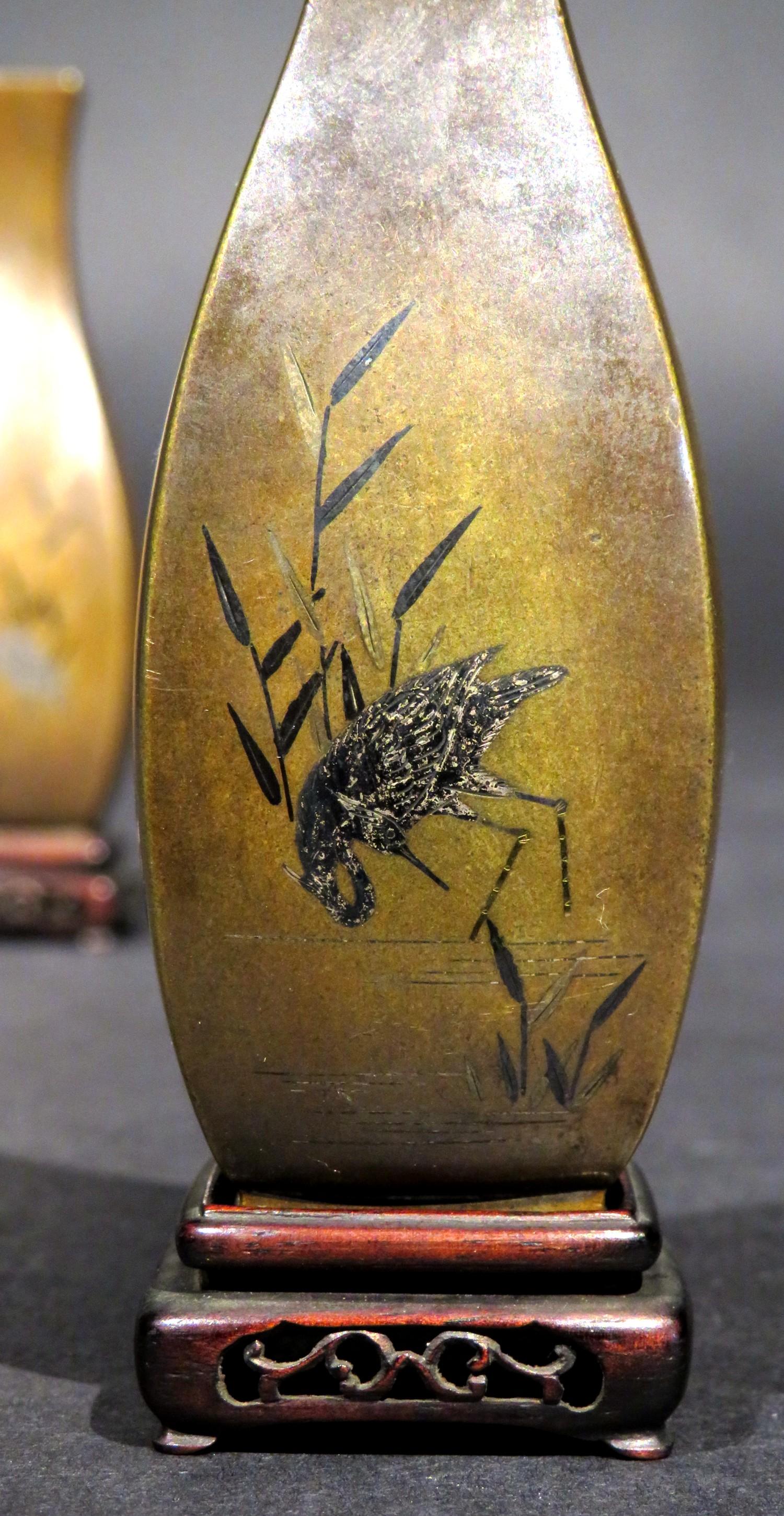 Una coppia estremamente raffinata di vasi giapponesi in bronzo in miniatura del XIX secolo in metallo misto in vendita 5