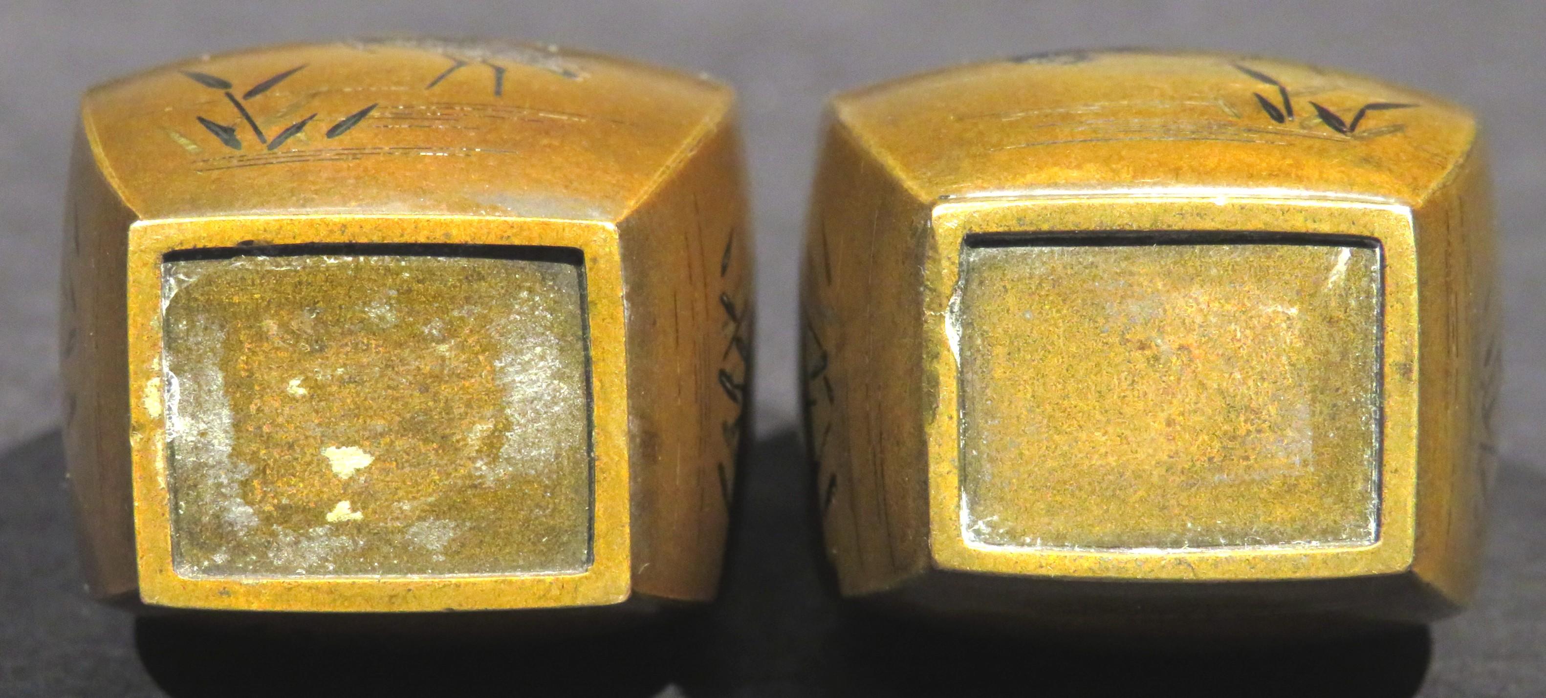 Una coppia estremamente raffinata di vasi giapponesi in bronzo in miniatura del XIX secolo in metallo misto in vendita 8