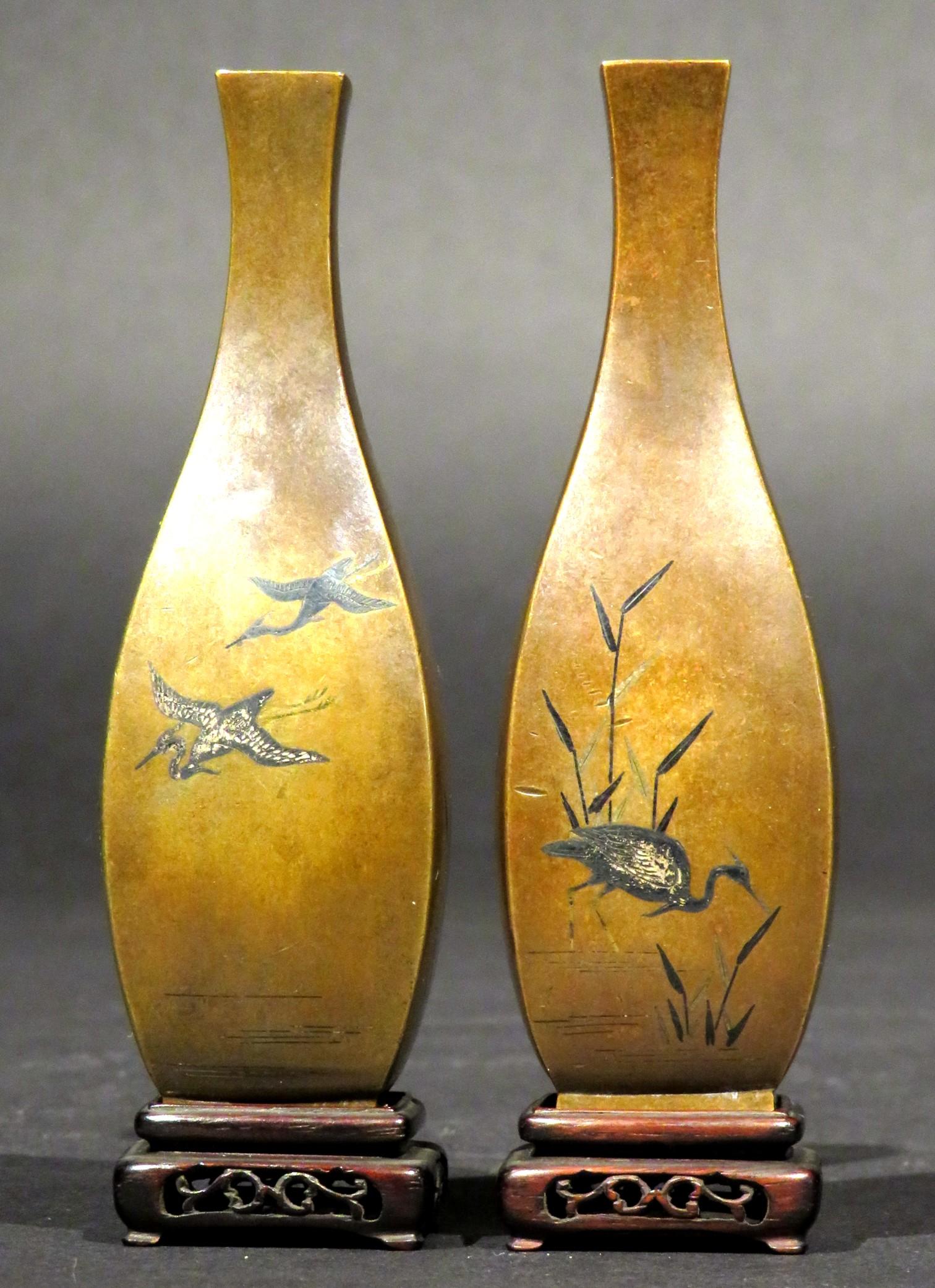 Meiji Una coppia estremamente raffinata di vasi giapponesi in bronzo in miniatura del XIX secolo in metallo misto in vendita