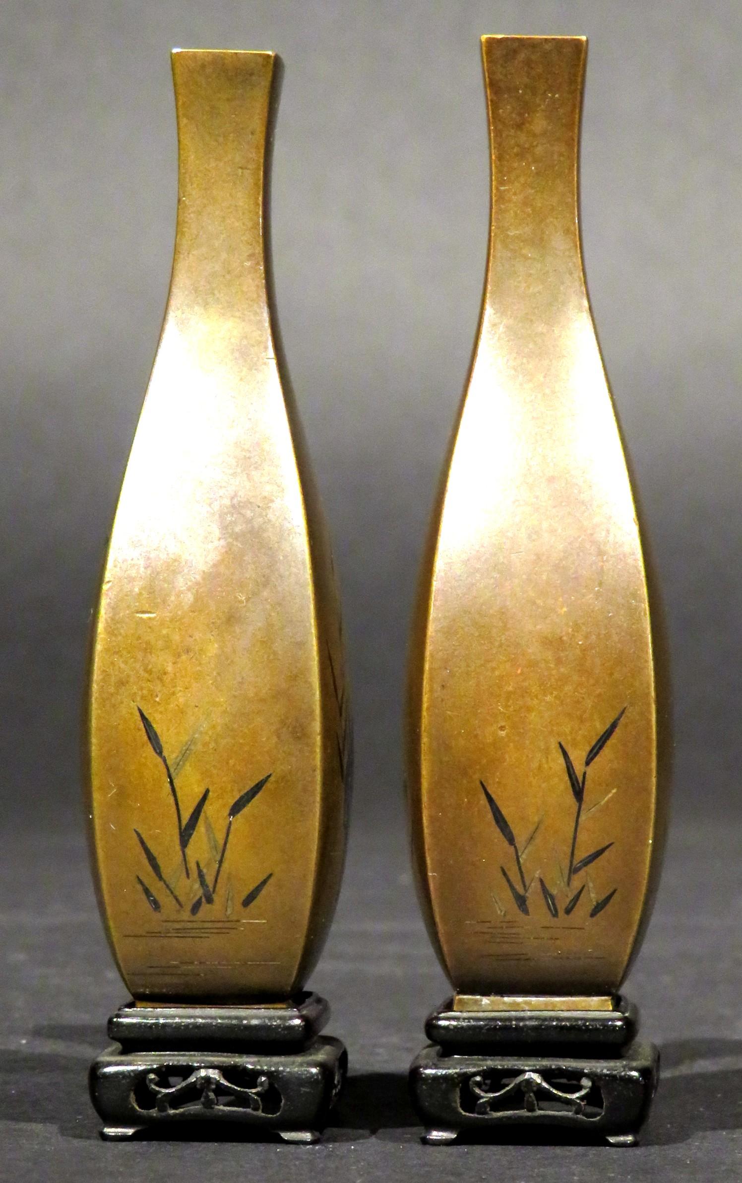 Una coppia estremamente raffinata di vasi giapponesi in bronzo in miniatura del XIX secolo in metallo misto In condizioni buone in vendita a Ottawa, Ontario