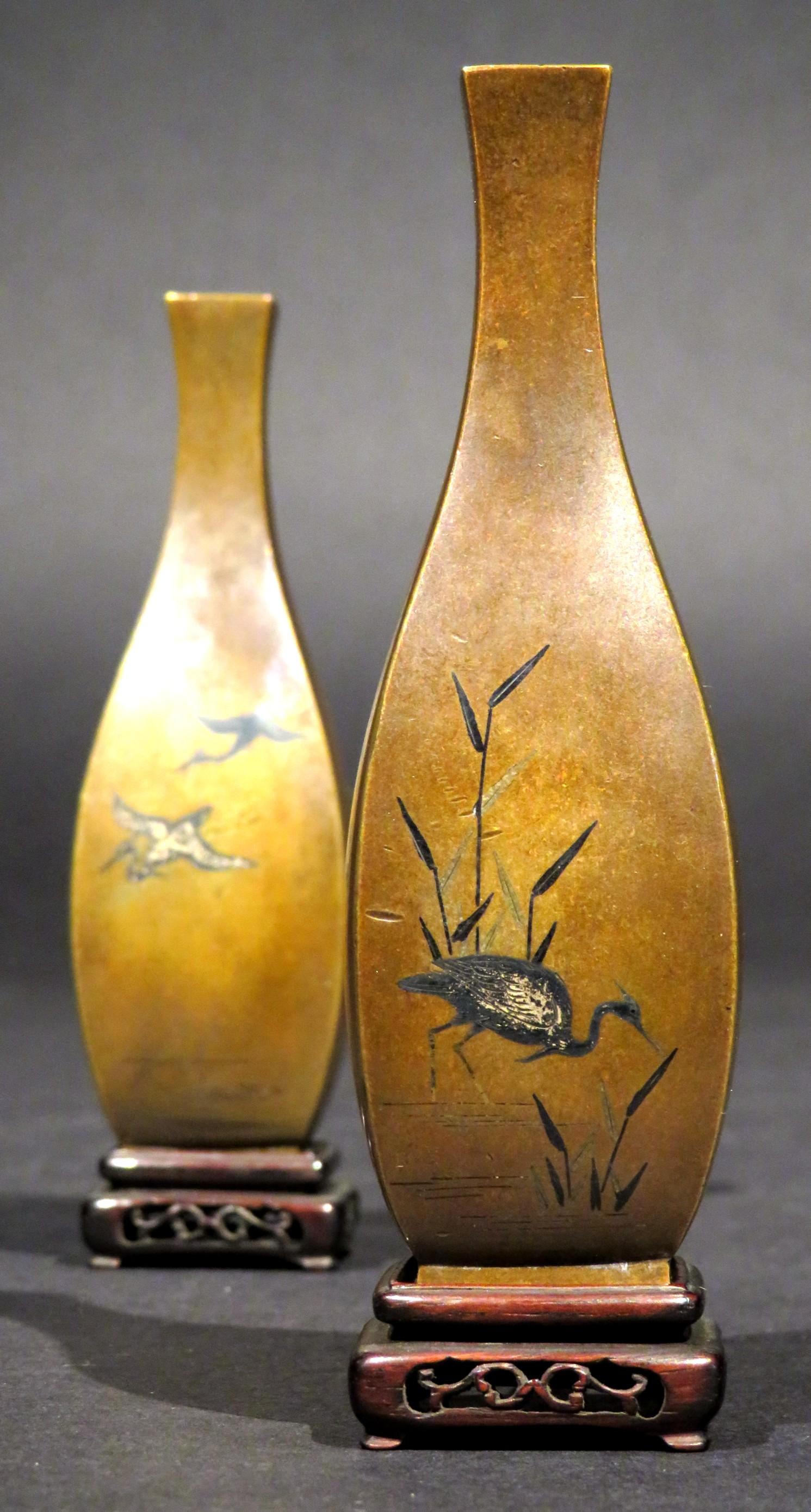 Oro Una coppia estremamente raffinata di vasi giapponesi in bronzo in miniatura del XIX secolo in metallo misto in vendita