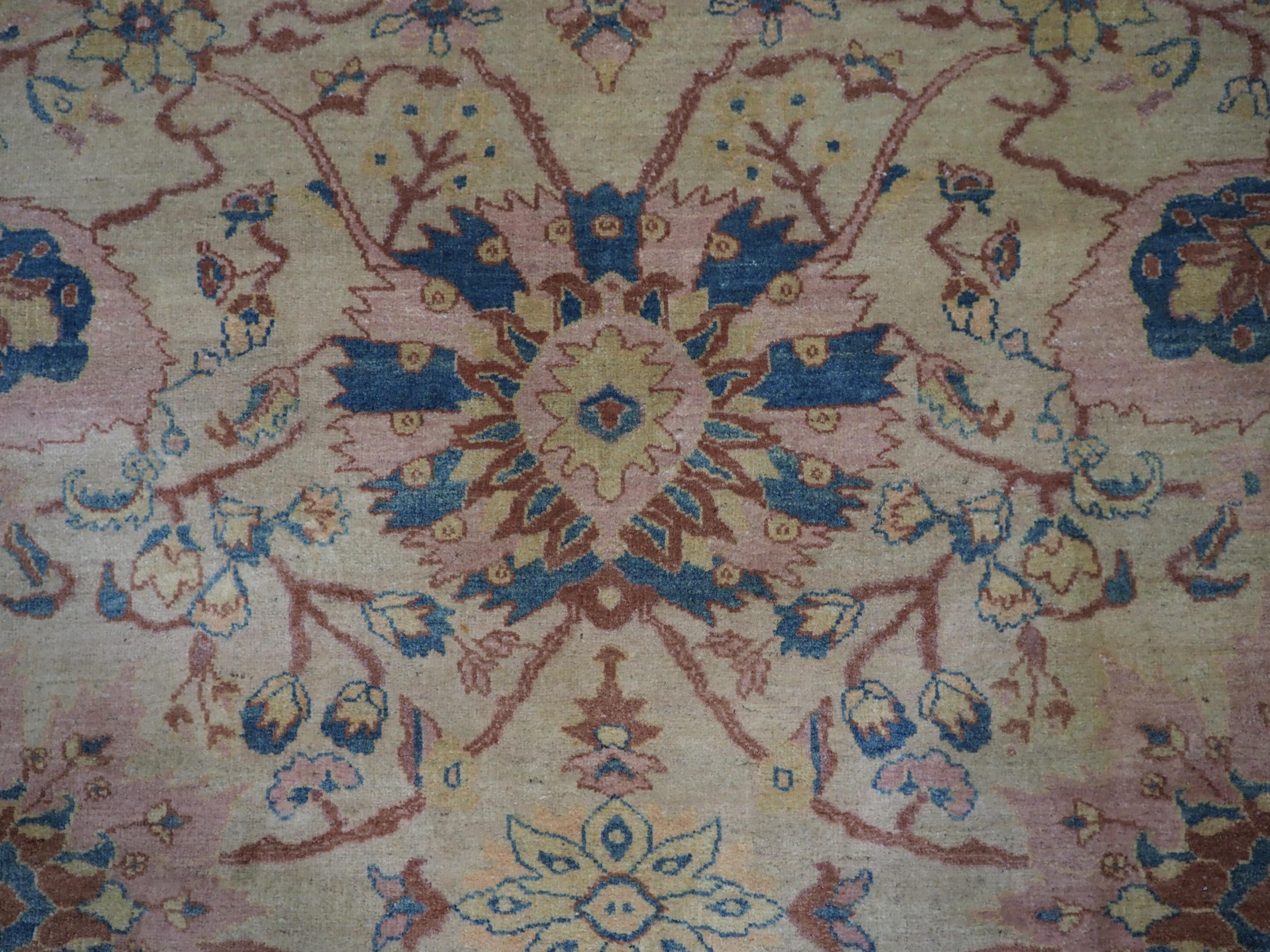 Ein ausgezeichnetes Beispiel für einen Vintage-Teppich im Ziegler-Design in einer weichen Farbpalette im Angebot 4