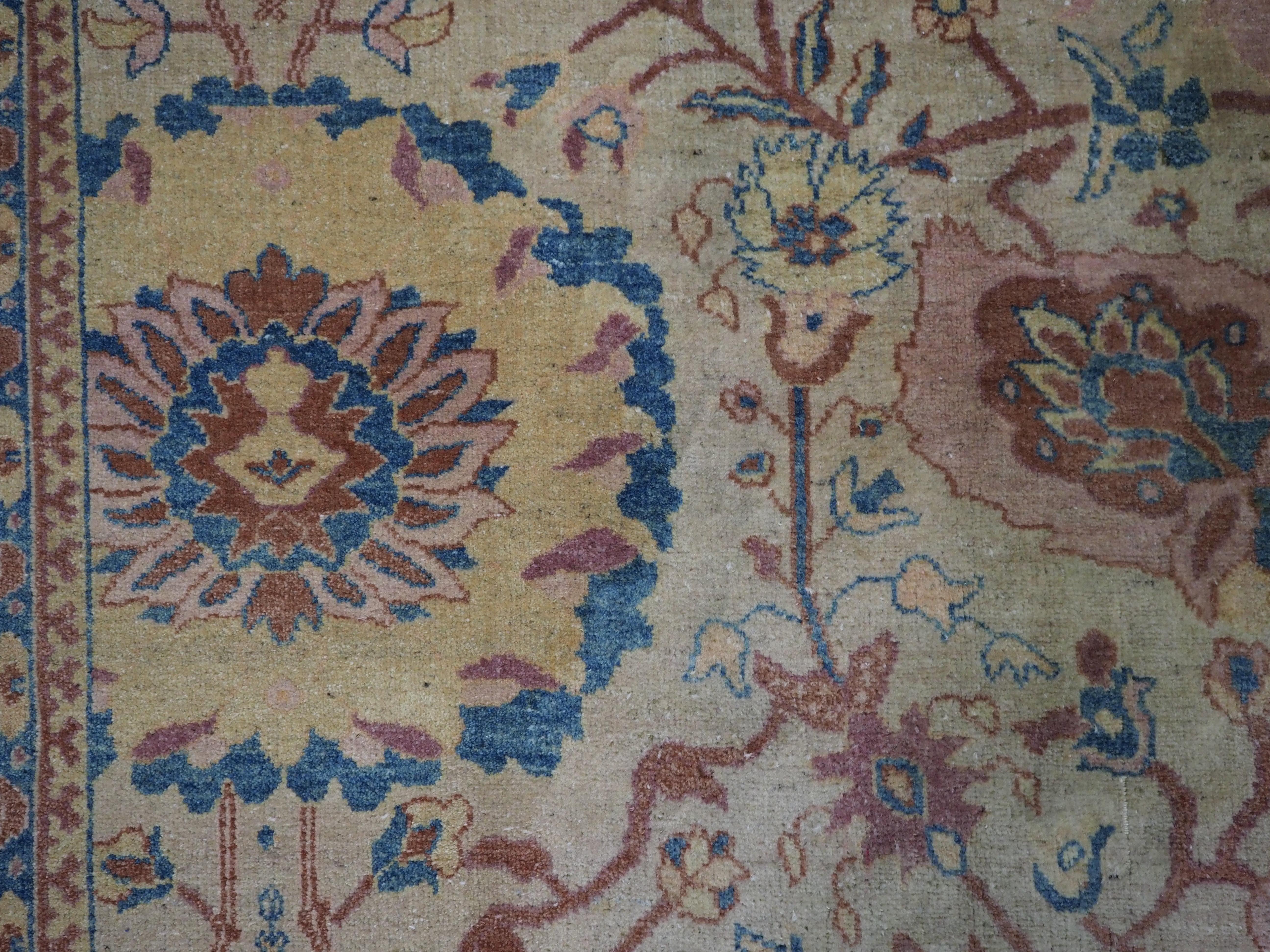 Ein ausgezeichnetes Beispiel für einen Vintage-Teppich im Ziegler-Design in einer weichen Farbpalette im Angebot 5