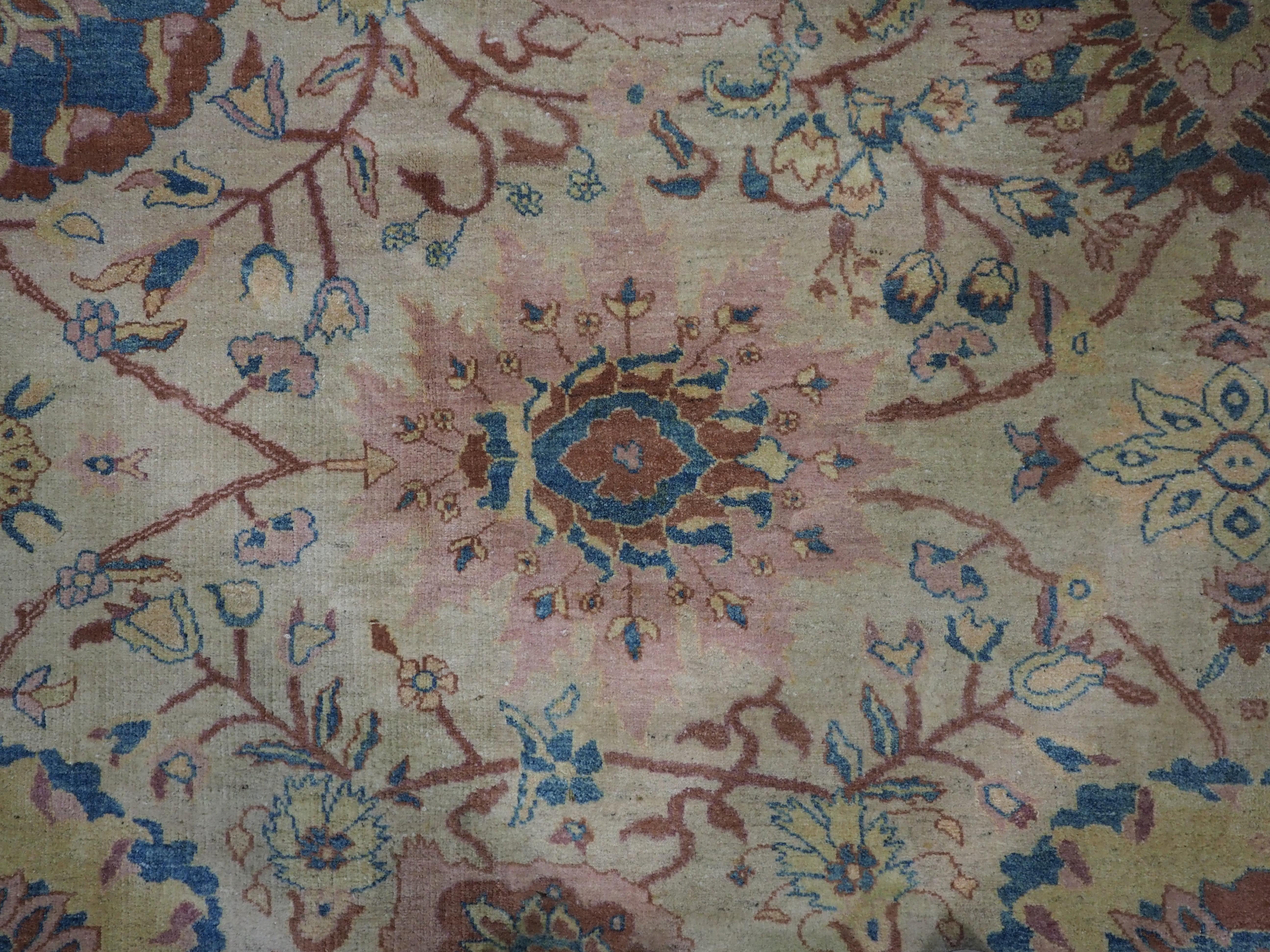 Ein ausgezeichnetes Beispiel für einen Vintage-Teppich im Ziegler-Design in einer weichen Farbpalette im Angebot 6