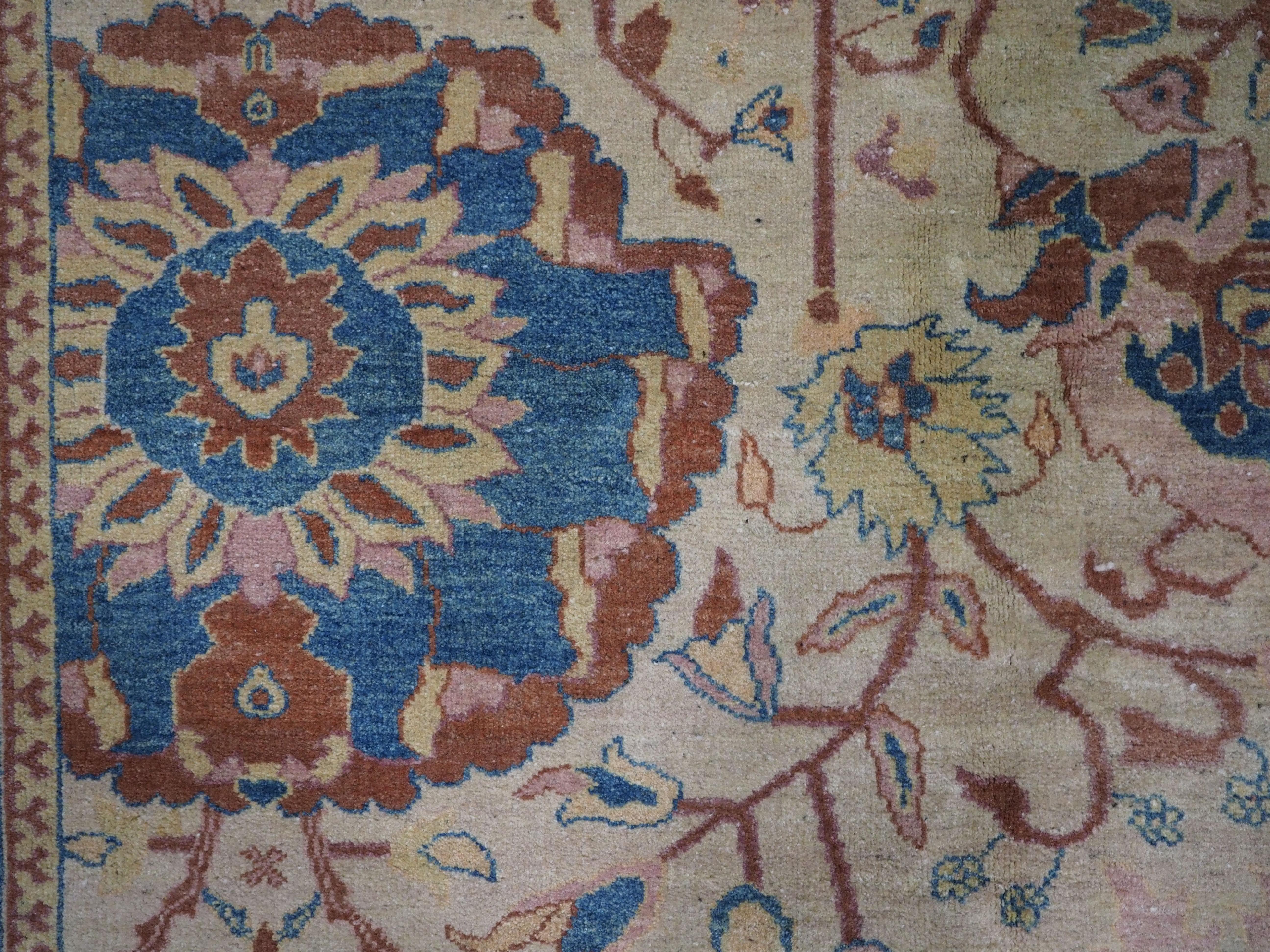 Ein ausgezeichnetes Beispiel für einen Vintage-Teppich im Ziegler-Design in einer weichen Farbpalette im Angebot 7