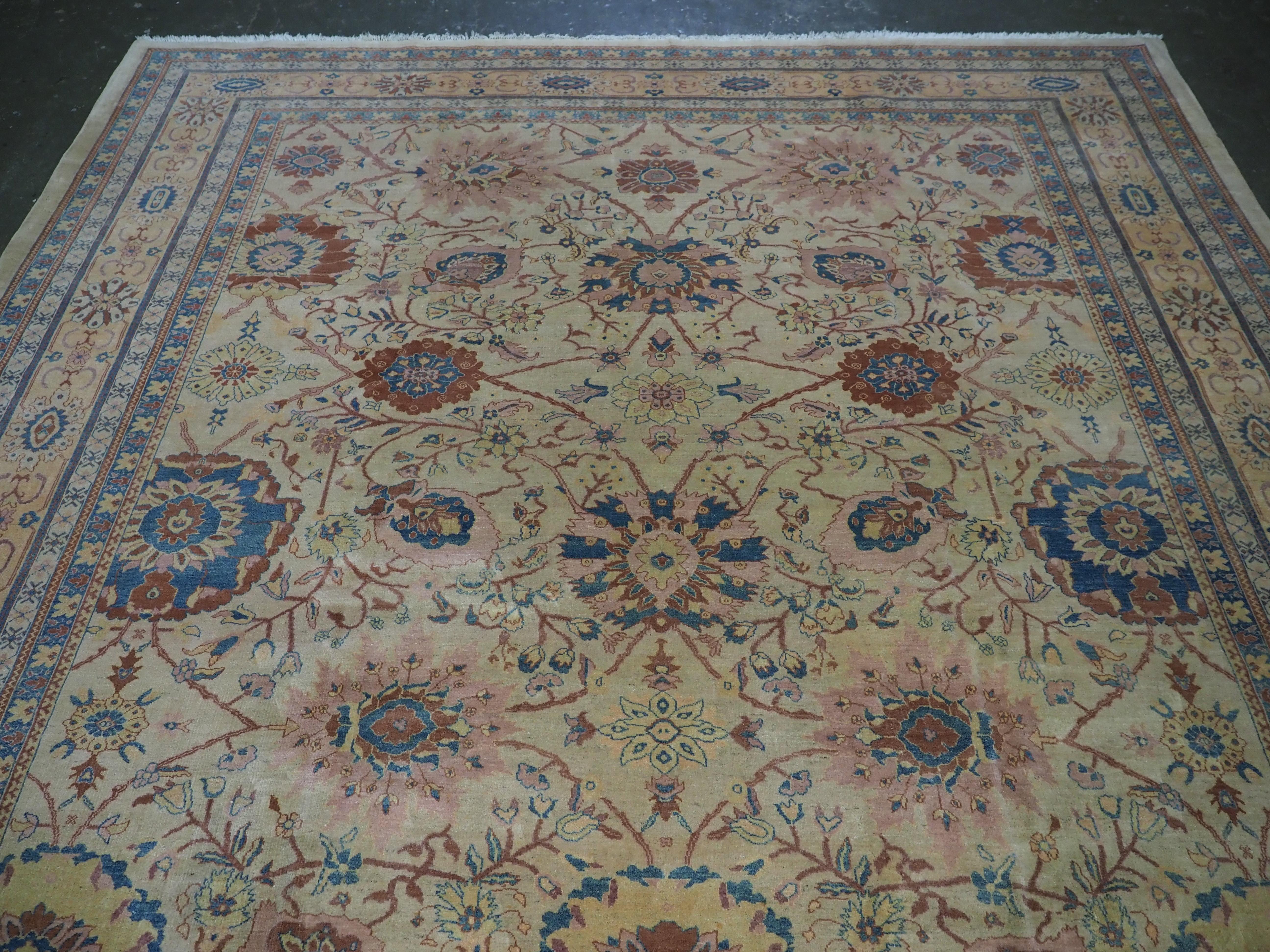 Ein ausgezeichnetes Beispiel für einen Vintage-Teppich im Ziegler-Design in einer weichen Farbpalette (Asiatisch) im Angebot