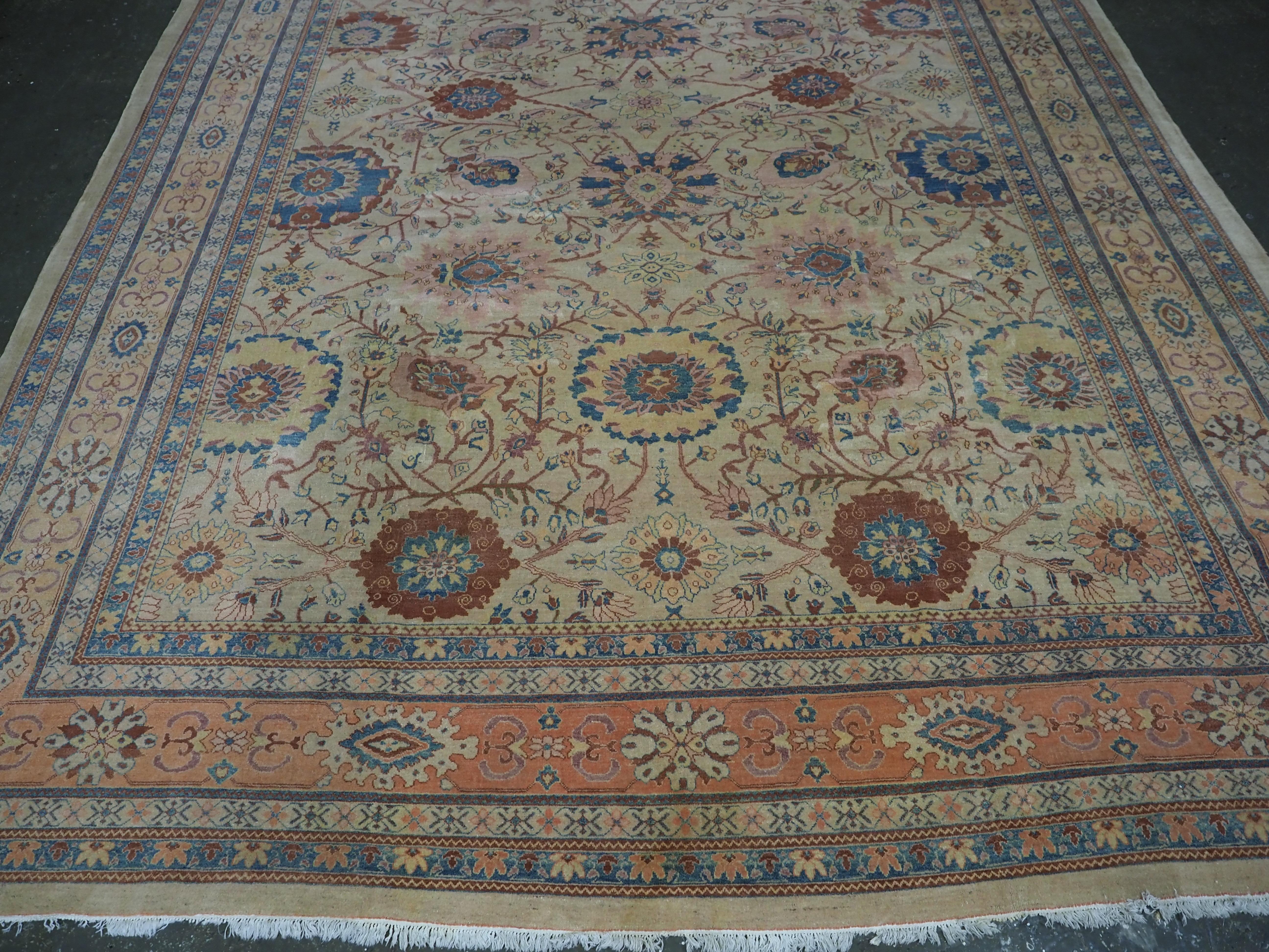 Ein ausgezeichnetes Beispiel für einen Vintage-Teppich im Ziegler-Design in einer weichen Farbpalette im Zustand „Gut“ im Angebot in Moreton-In-Marsh, GB