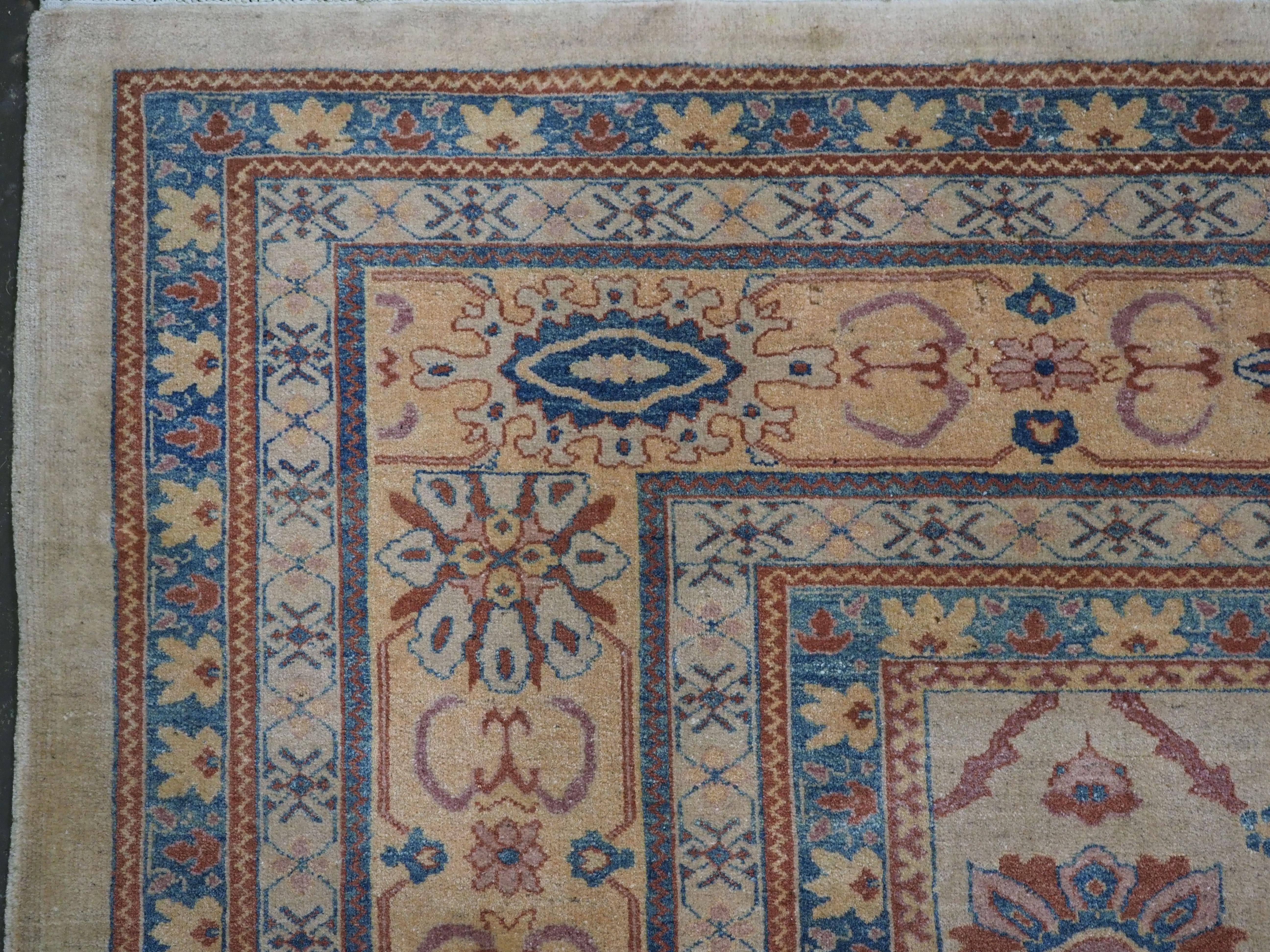 Ein ausgezeichnetes Beispiel für einen Vintage-Teppich im Ziegler-Design in einer weichen Farbpalette (Ende des 20. Jahrhunderts) im Angebot