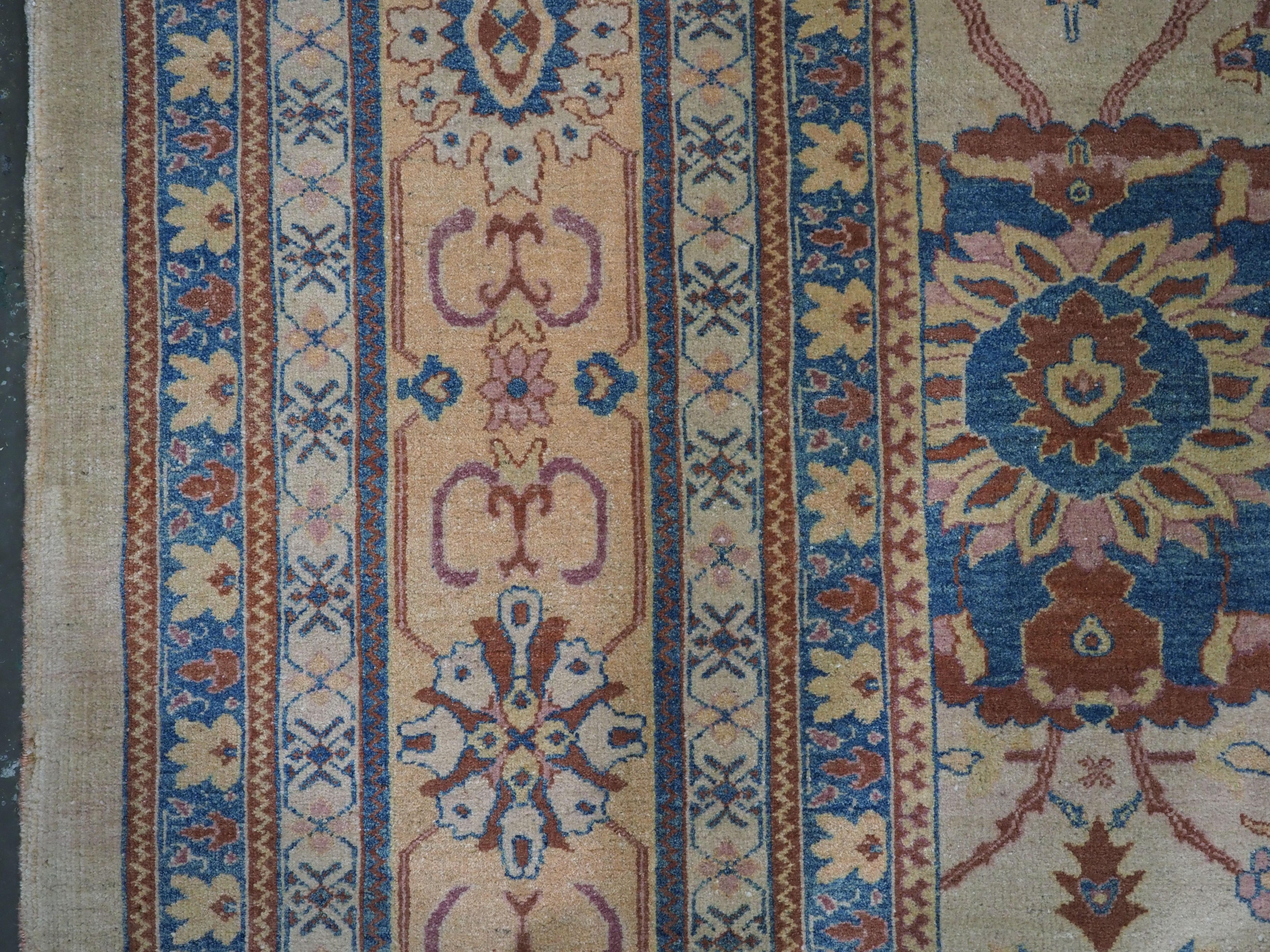 Ein ausgezeichnetes Beispiel für einen Vintage-Teppich im Ziegler-Design in einer weichen Farbpalette (Wolle) im Angebot