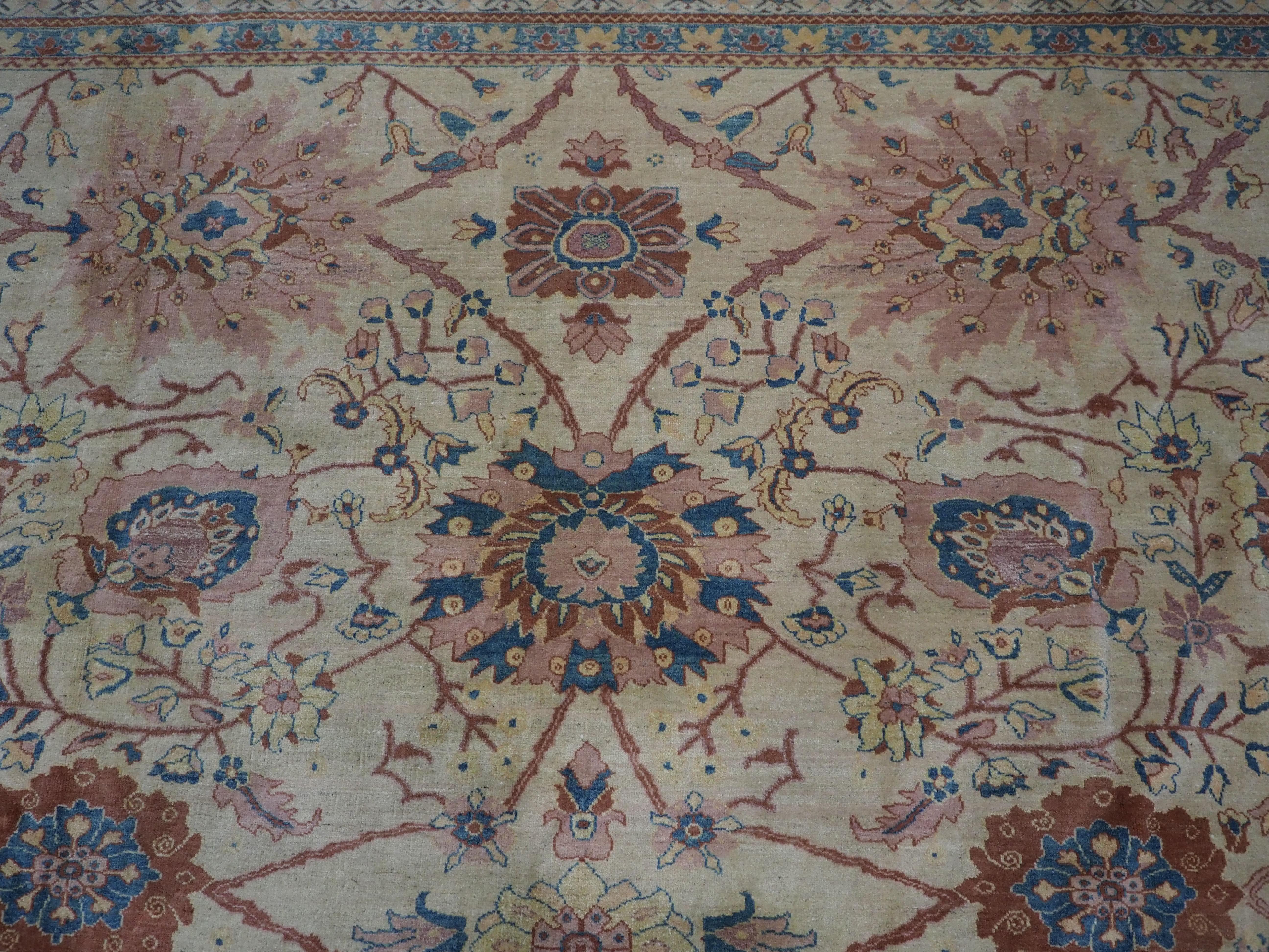 Ein ausgezeichnetes Beispiel für einen Vintage-Teppich im Ziegler-Design in einer weichen Farbpalette im Angebot 1