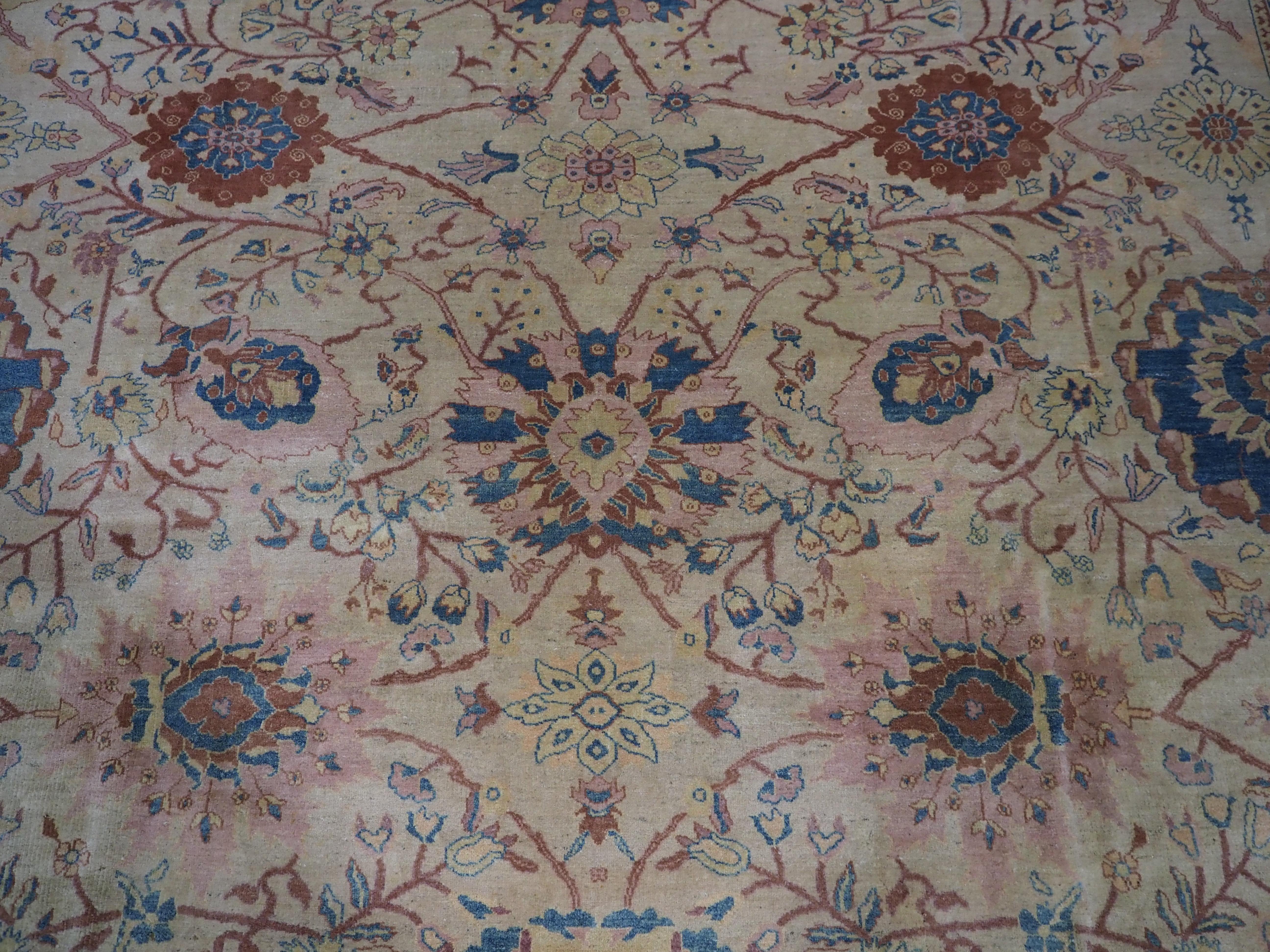 Ein ausgezeichnetes Beispiel für einen Vintage-Teppich im Ziegler-Design in einer weichen Farbpalette im Angebot 2