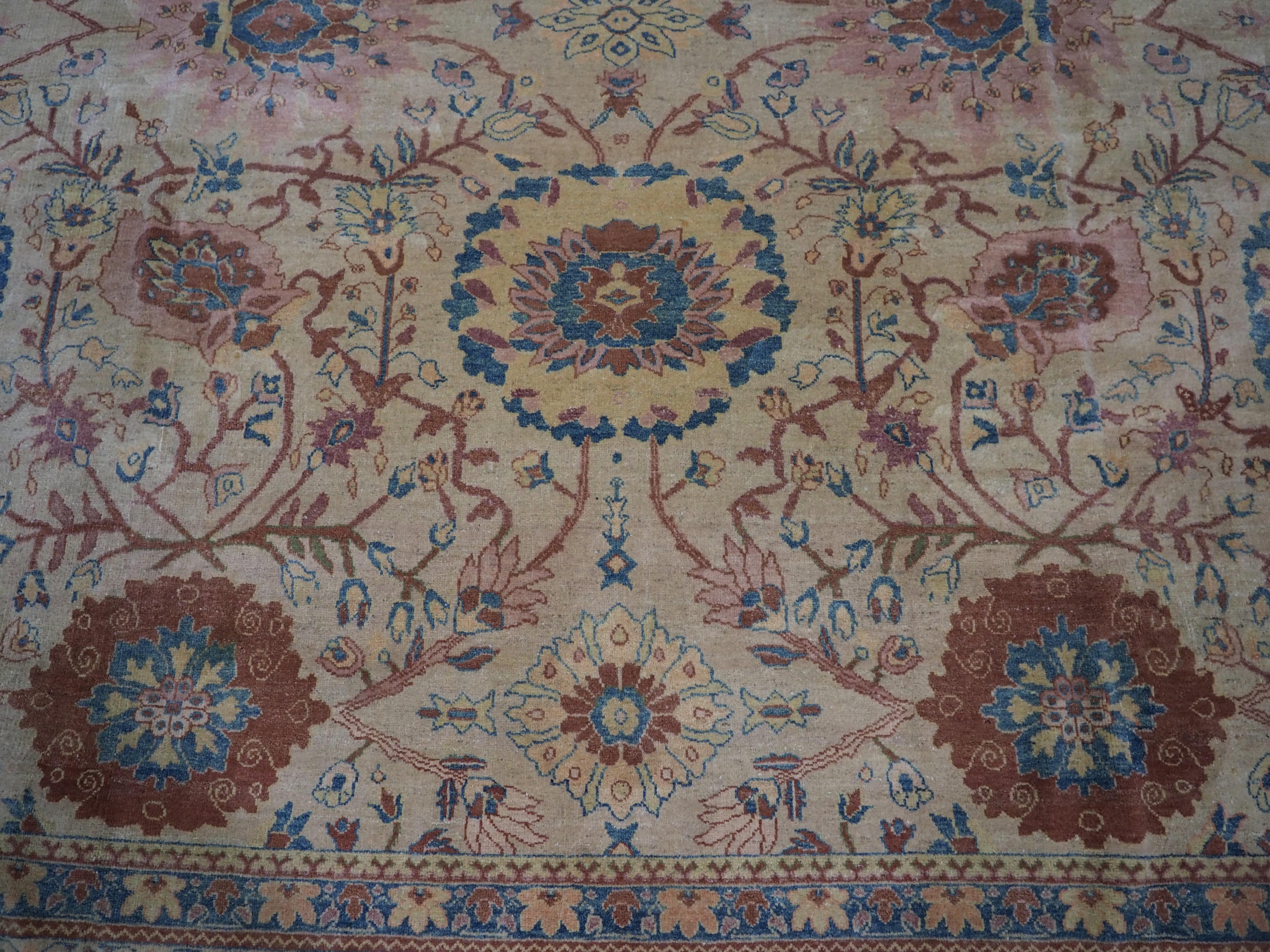 Ein ausgezeichnetes Beispiel für einen Vintage-Teppich im Ziegler-Design in einer weichen Farbpalette im Angebot 3