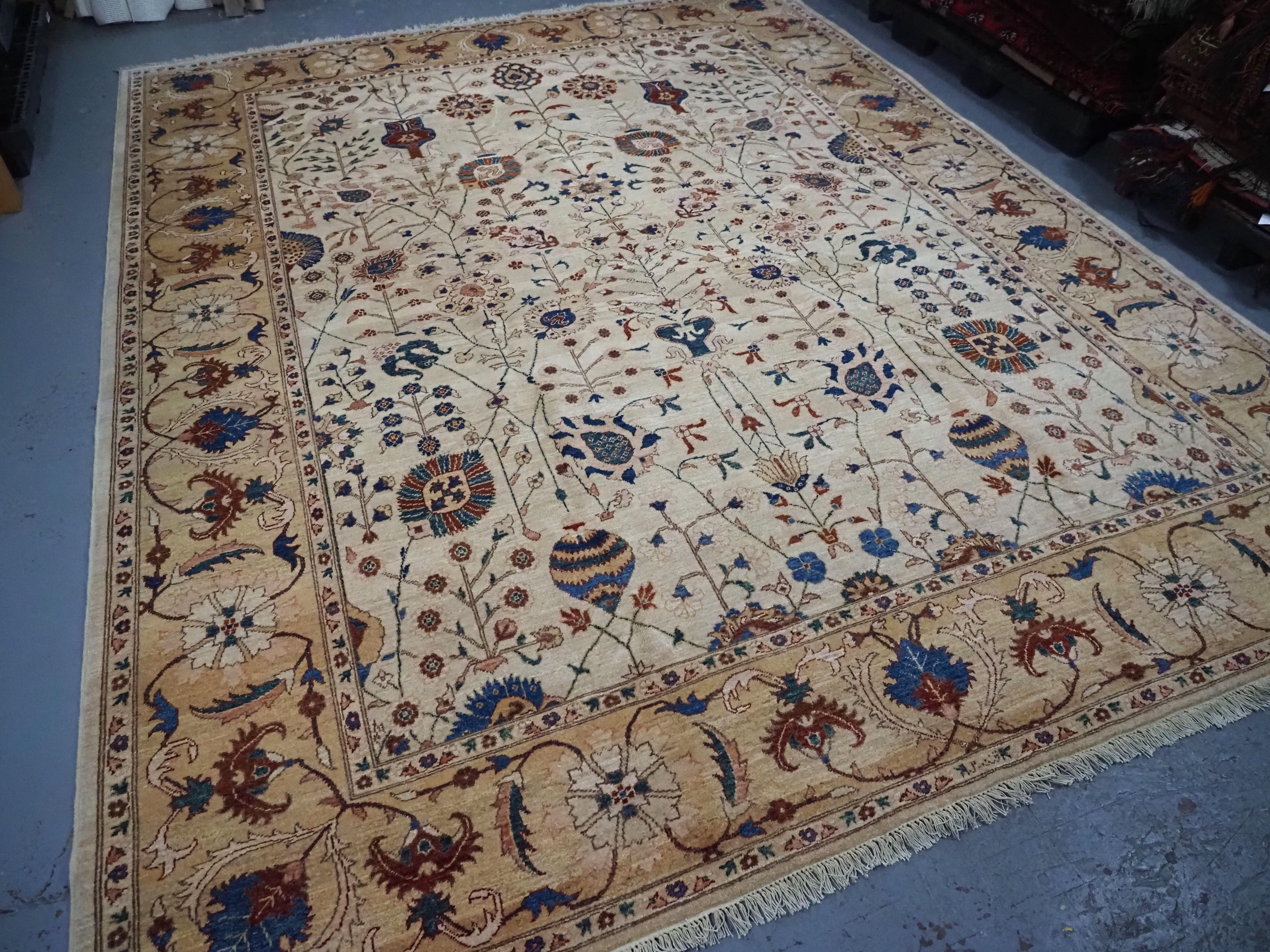 An excellent example of a Ziegler design carpet of recent production  In Good Condition For Sale In Moreton-In-Marsh, GB