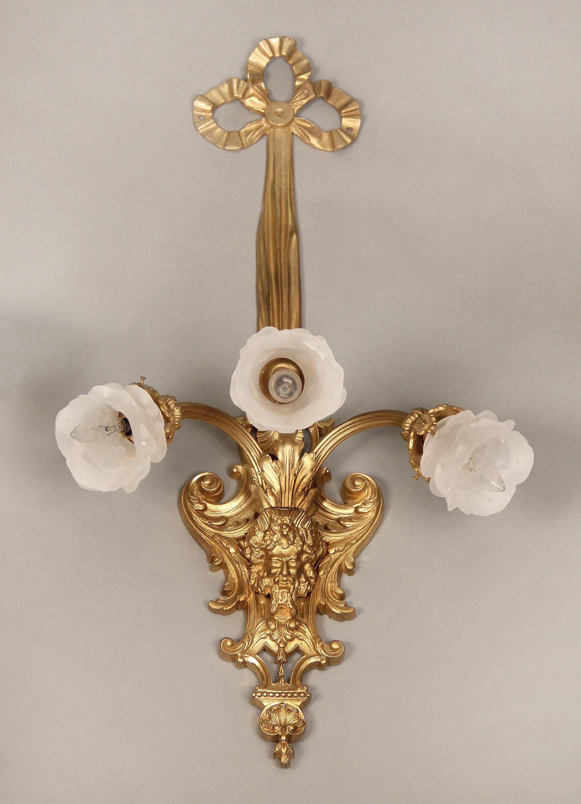 Belle Époque Excellente paire d'appliques à trois lumières en bronze doré de la fin du 19ème siècle en vente