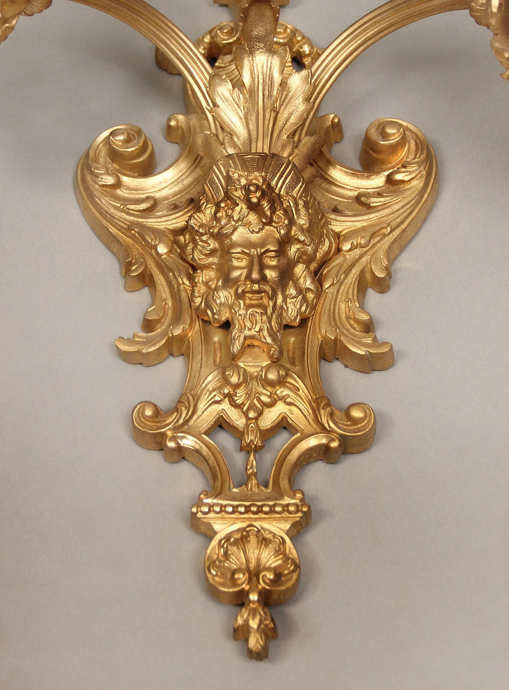 Français Excellente paire d'appliques à trois lumières en bronze doré de la fin du 19ème siècle en vente