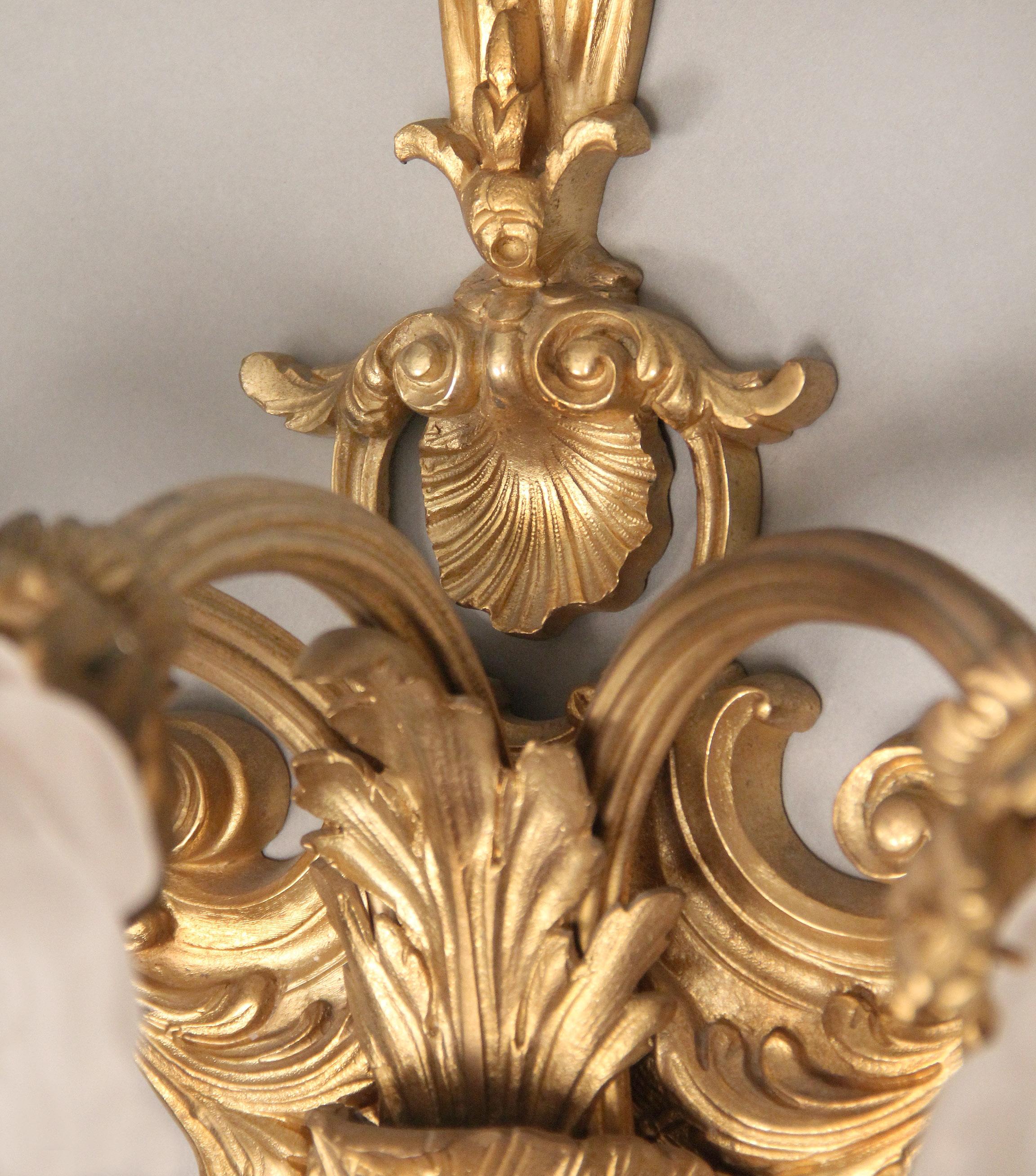 Doré Excellente paire d'appliques à trois lumières en bronze doré de la fin du 19ème siècle en vente